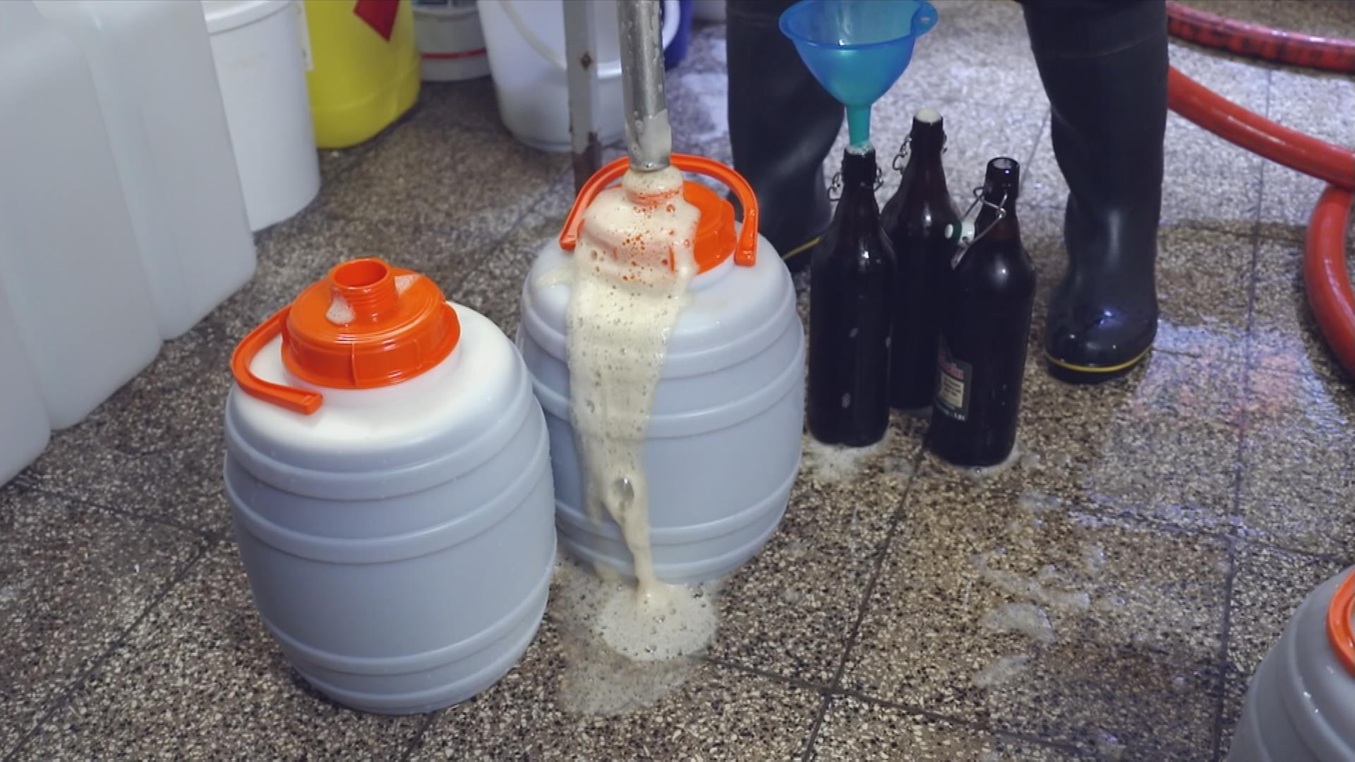 Auf dem Bild sind zwei Kanister zu sehen, die mit Bier befüllt werden.