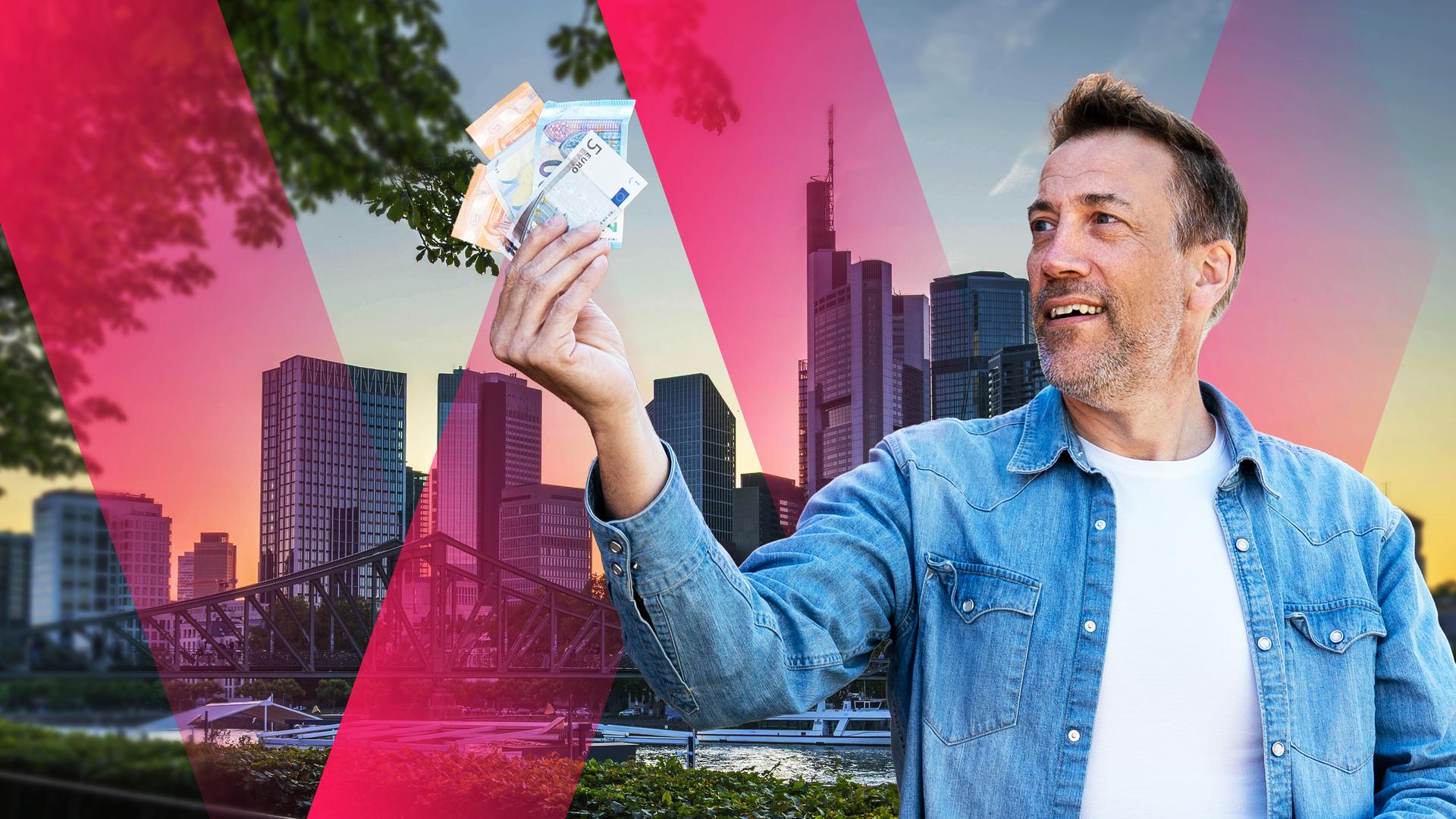 ZDF-Moderator hält ein Bündel Geldscheine in der Hand vor einem Graphik-Hintergrund mit der Skyline von Frankfurt