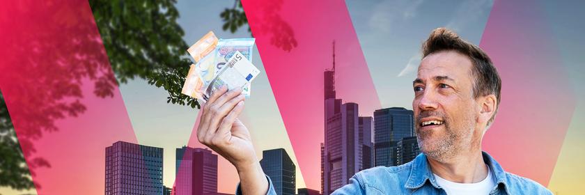 ZDF-Moderator Marcus Niehaves hält ein Bündel Geldscheine in der Hand vor einem Graphik-Hintergrund mit der Skyline von Frankfurt