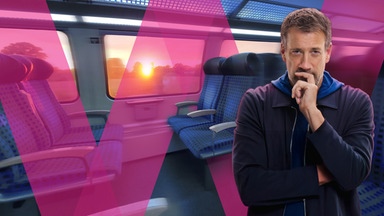 WISO-Moderator Marcus Niehaves schaut fragend in die Kamera. Im Hintergrund ein Zugabteil der Bahn.