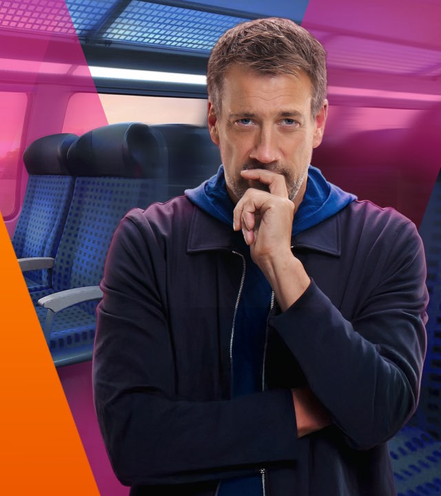 WISO-Moderator Marcus Niehaves schaut fragend in die Kamera. Im Hintergrund ein Zugabteil der Bahn.