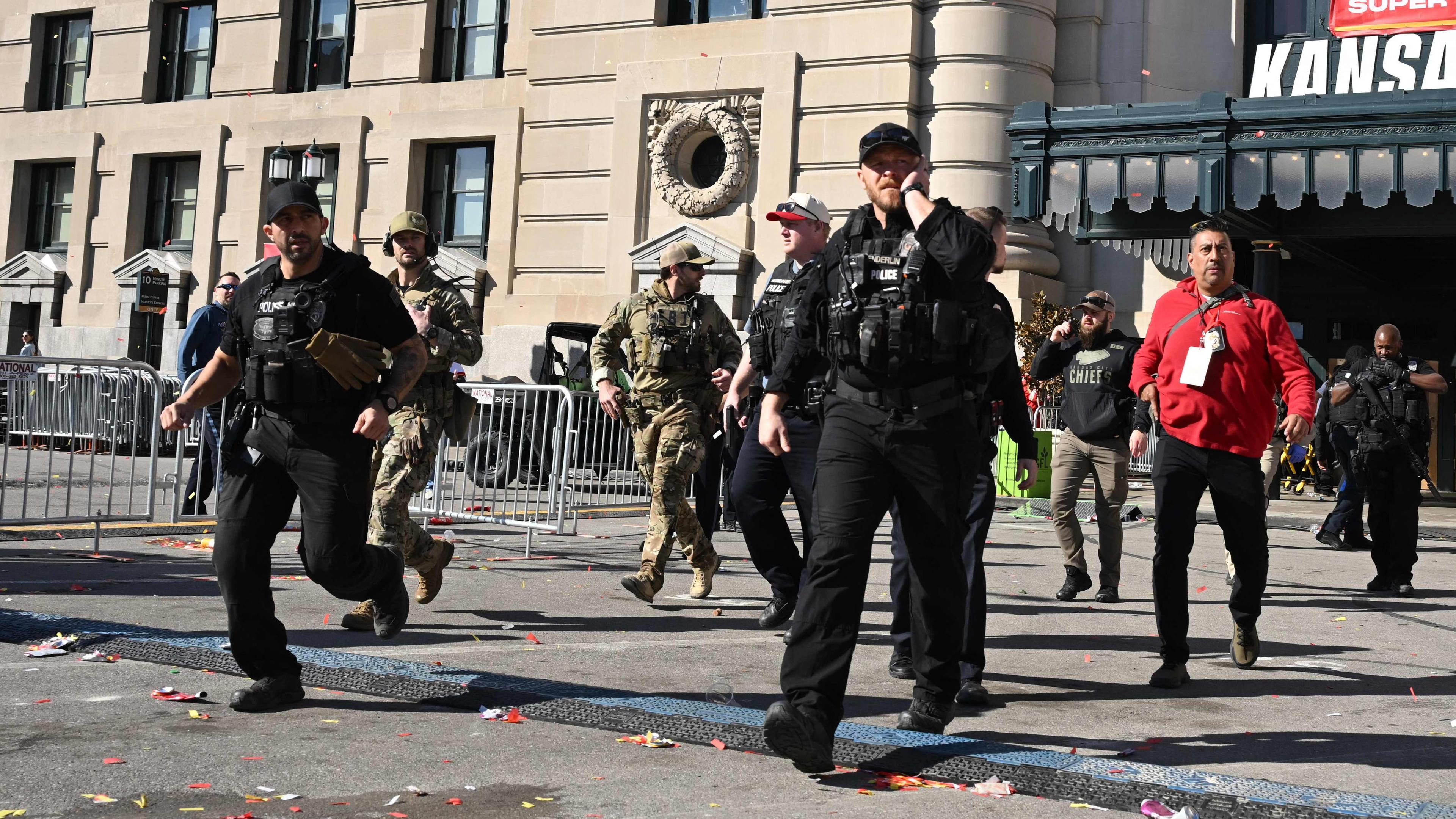 Die Polizei reagierte auf Schüsse, die in der Nähe der Super-Bowl-Siegparade der Kansas City Chiefs, abgegeben wurden.
