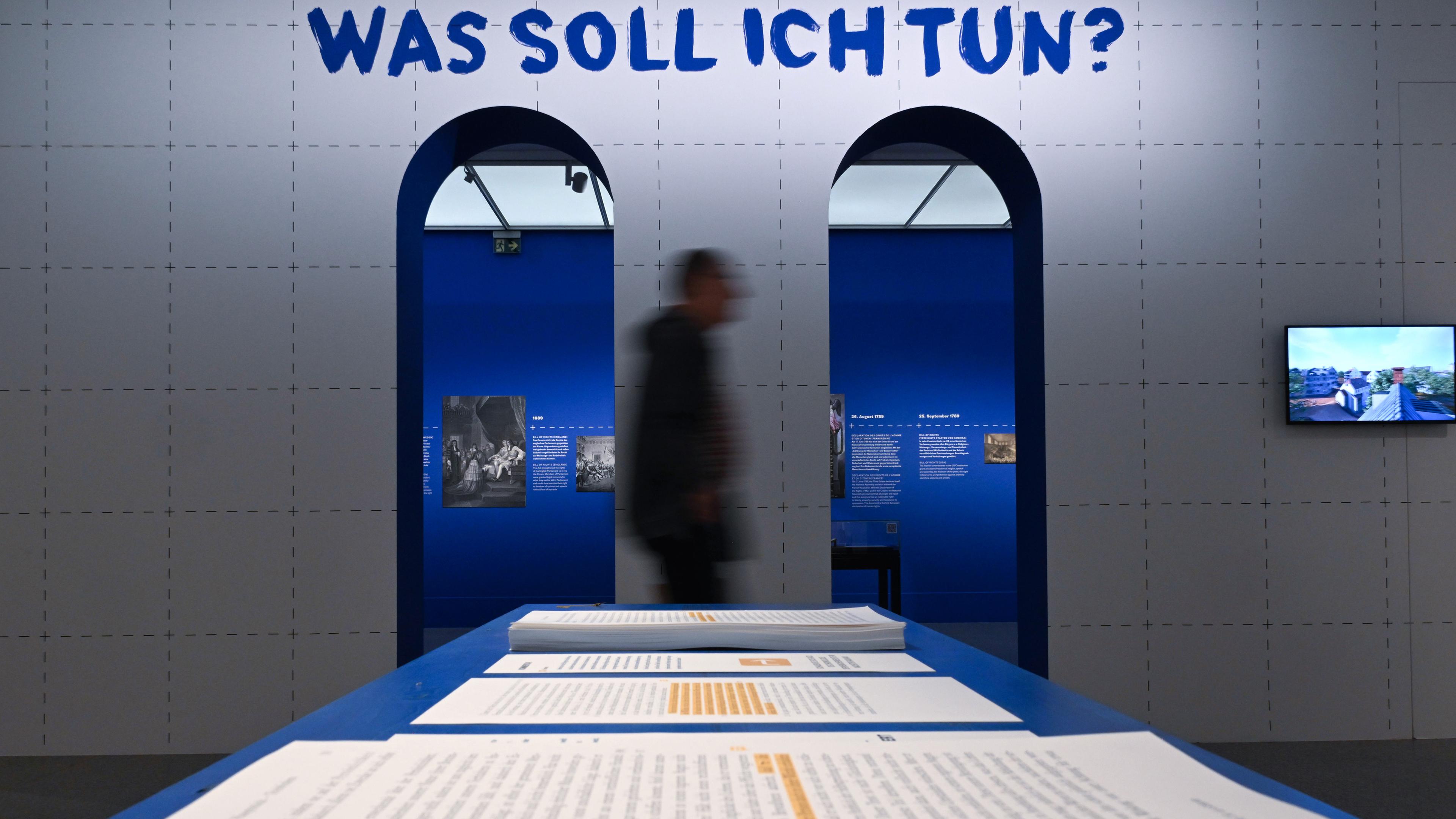 Schriftzug "Was soll ich tun?" in der Kant-Ausstellung in Bonn am 23. November 2023