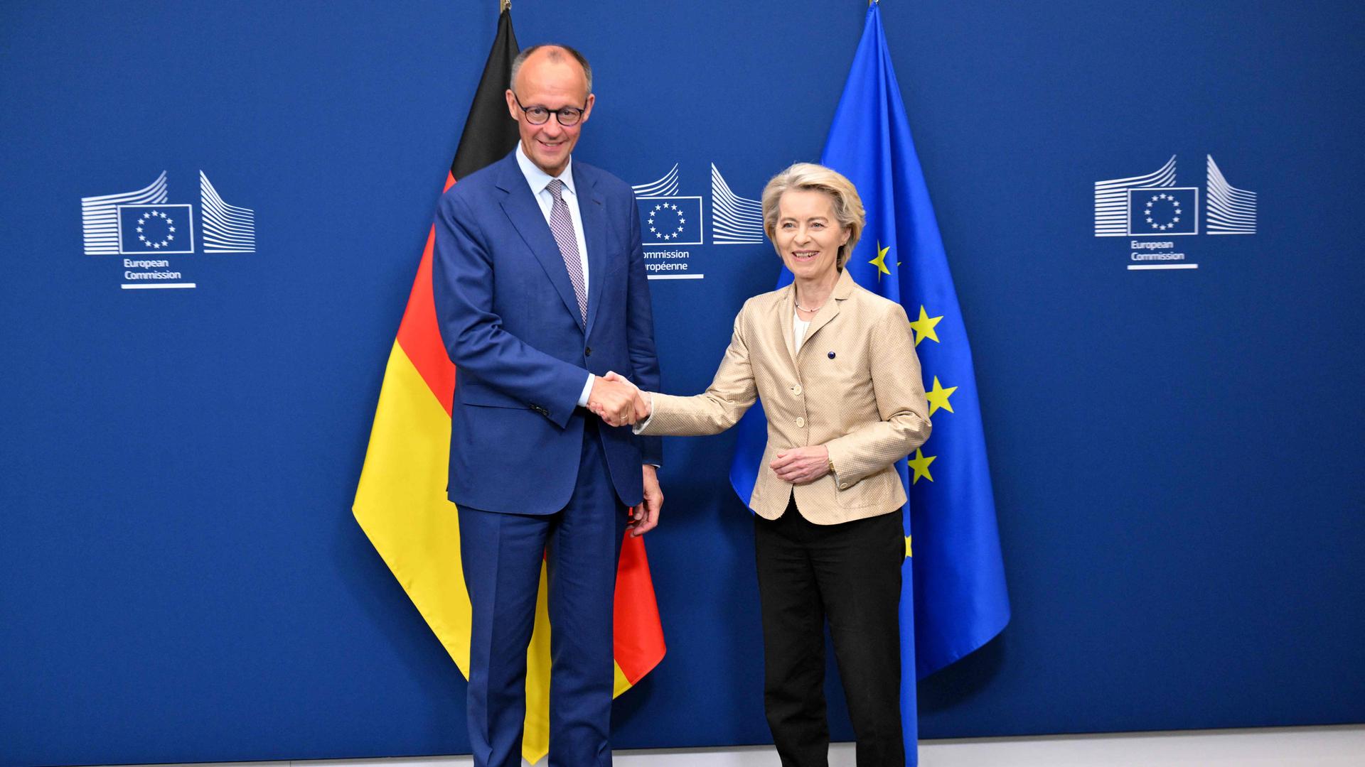 Bundeskanzler Merz und EU-Kommissionspräsidentin Von der Leyen schütteln die Hände.