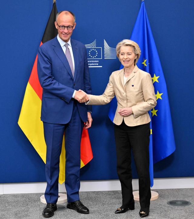 Bundeskanzler Merz und EU-Kommissionspräsidentin Von der Leyen schütteln die Hände.