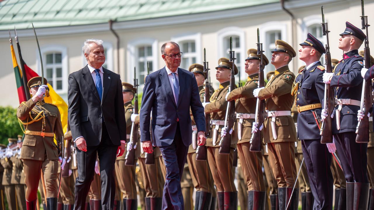 Bundeswehr brigade in Lithuania: Chancellor Merz at the ceremonial roll ...
