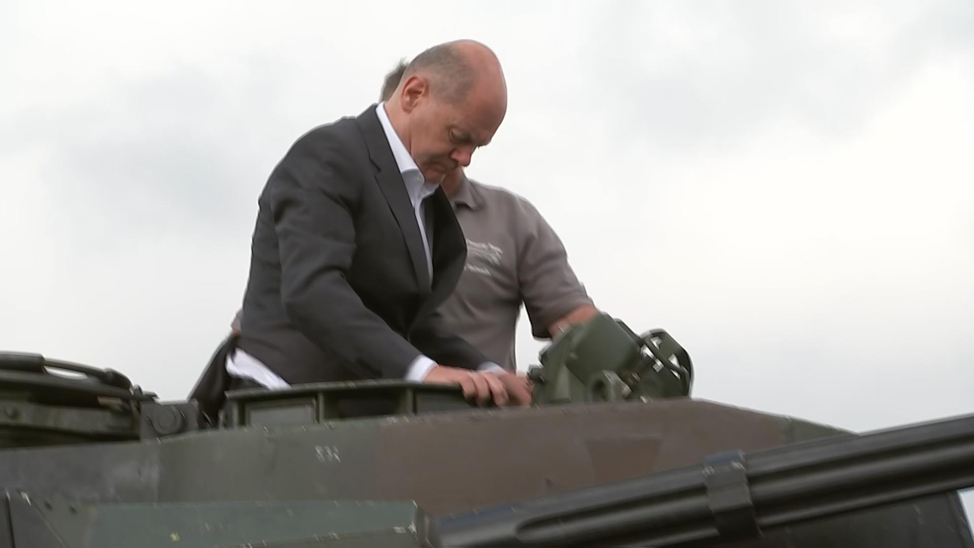 Kanzler Scholz steigt in einen Kampfpanzer