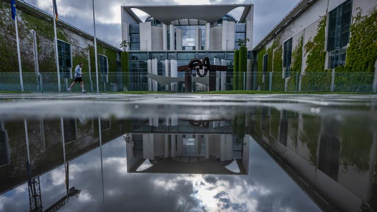 Berlin: Regenwolken ziehen über das Kanzleramt während der Beratungen im Koalitionsausschuss.