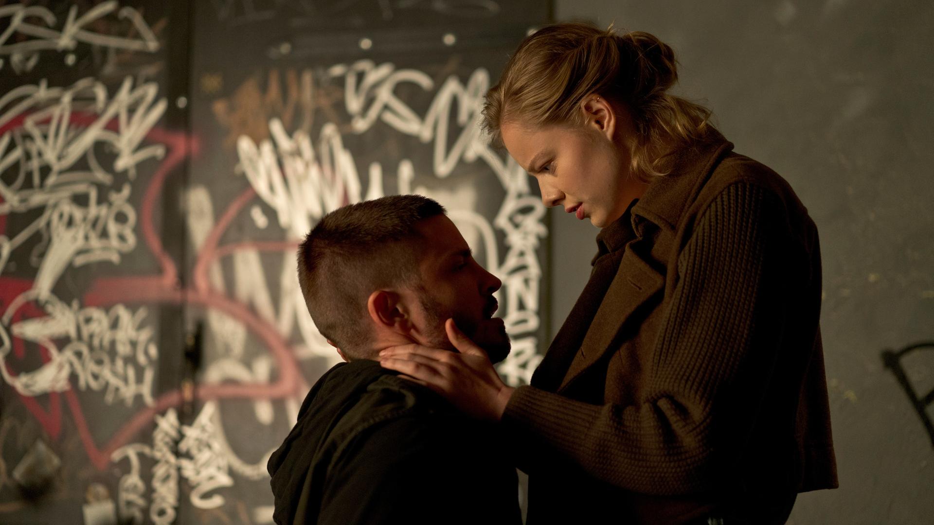 "Westwall - Kapitel I": Nick (Jannik Schümann) kniet vor Julia (Emma Bading), nachdem er ihr von seiner bewegenden Vergangenheit erzählt hat.
