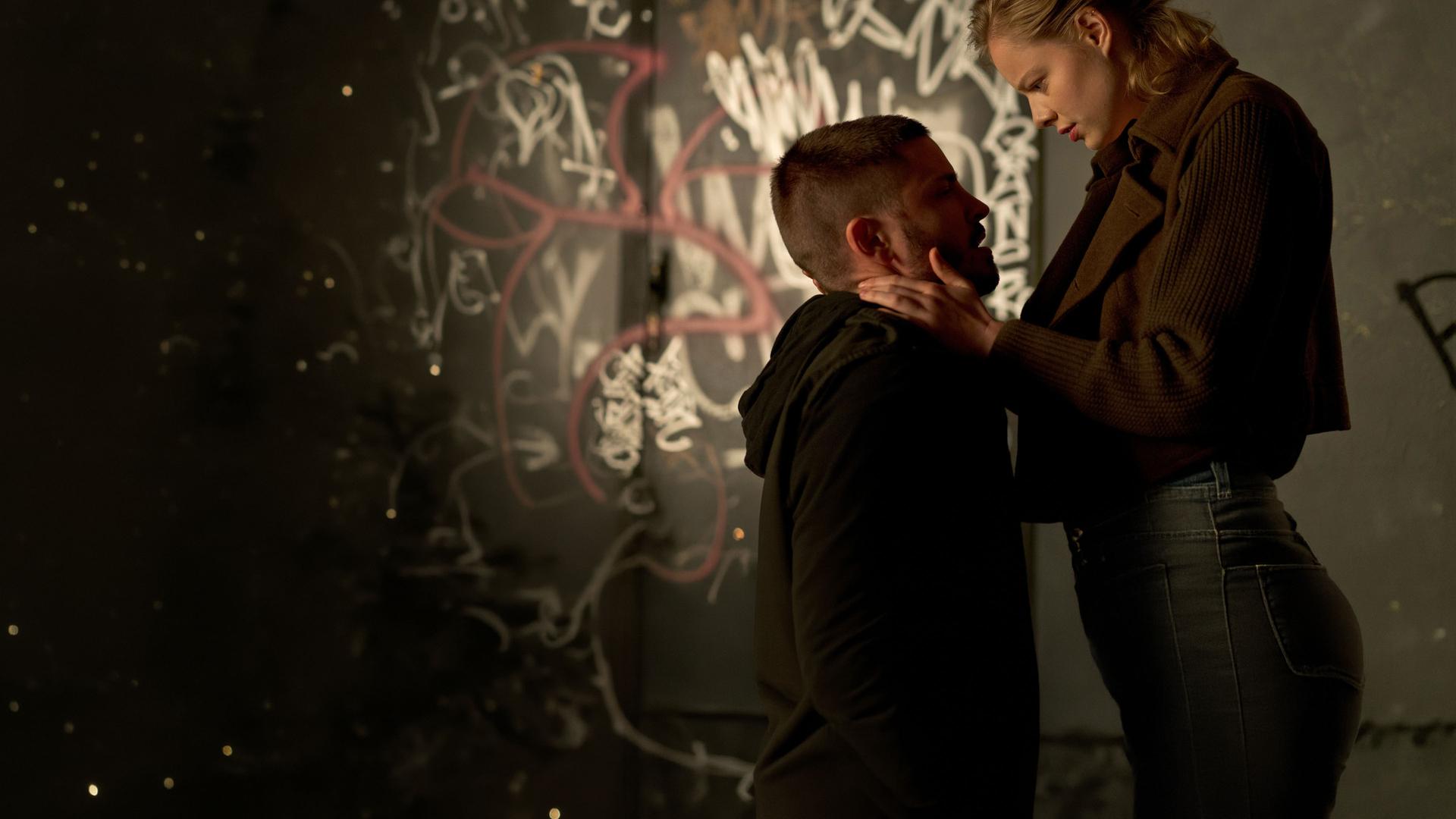 "Westwall - Kapitel I": Nick (Jannik Schümann) kniet vor Julia (Emma Bading), nachdem er ihr von seiner bewegenden Vergangenheit erzählt hat.