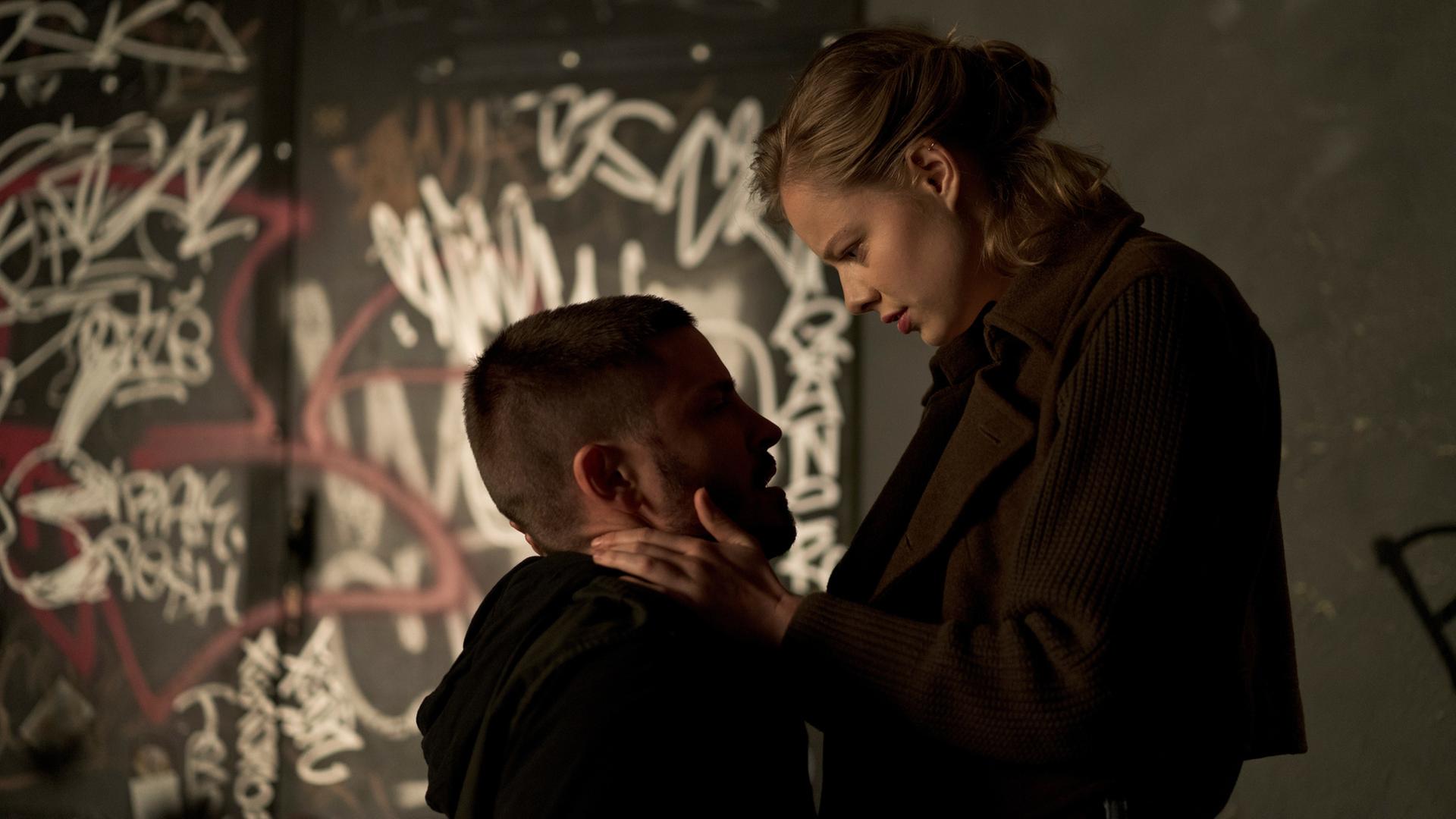 "Westwall - Kapitel I": Nick (Jannik Schümann) kniet vor Julia (Emma Bading), nachdem er ihr von seiner bewegenden Vergangenheit erzählt hat.