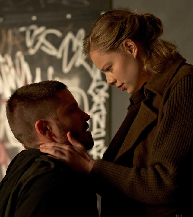 "Westwall - Kapitel I": Nick (Jannik Schümann) kniet vor Julia (Emma Bading), nachdem er ihr von seiner bewegenden Vergangenheit erzählt hat.