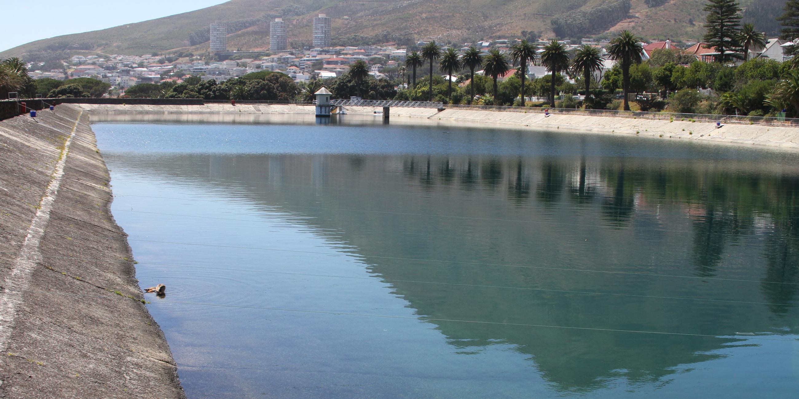 Der Wasserpegel im Molteno Reservoir im Zentrum von Kapstadt ist aufgrund der anhaltenden Dürre niedrig.