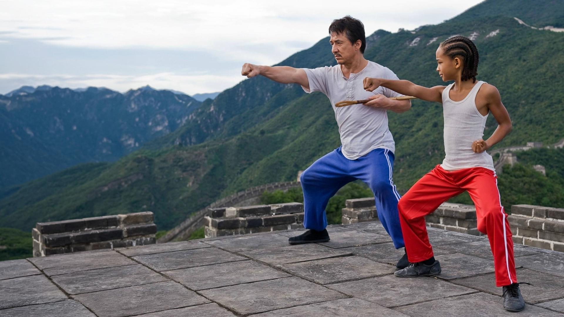 "Karate Kid": Mr. Han (Jackie Chan) trainiert mit Dre (Jaden Smith) verschiedene Kampfhaltungen auf der chinesischen Mauer und korrigiert dabei Dres Kampfstellung.