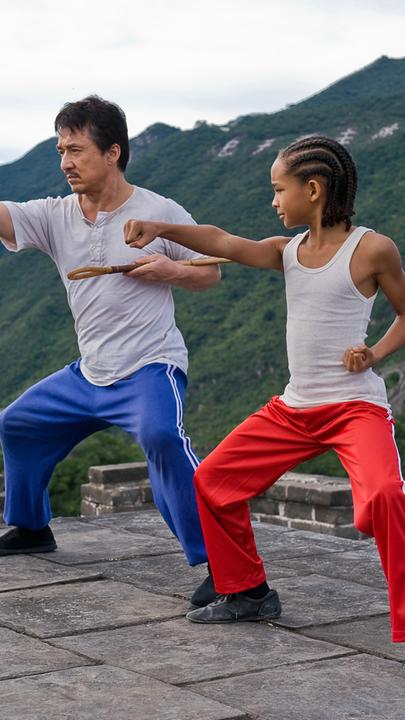 "Karate Kid": Mr. Han (Jackie Chan) trainiert mit Dre (Jaden Smith) verschiedene Kampfhaltungen auf der chinesischen Mauer und korrigiert dabei Dres Kampfstellung.