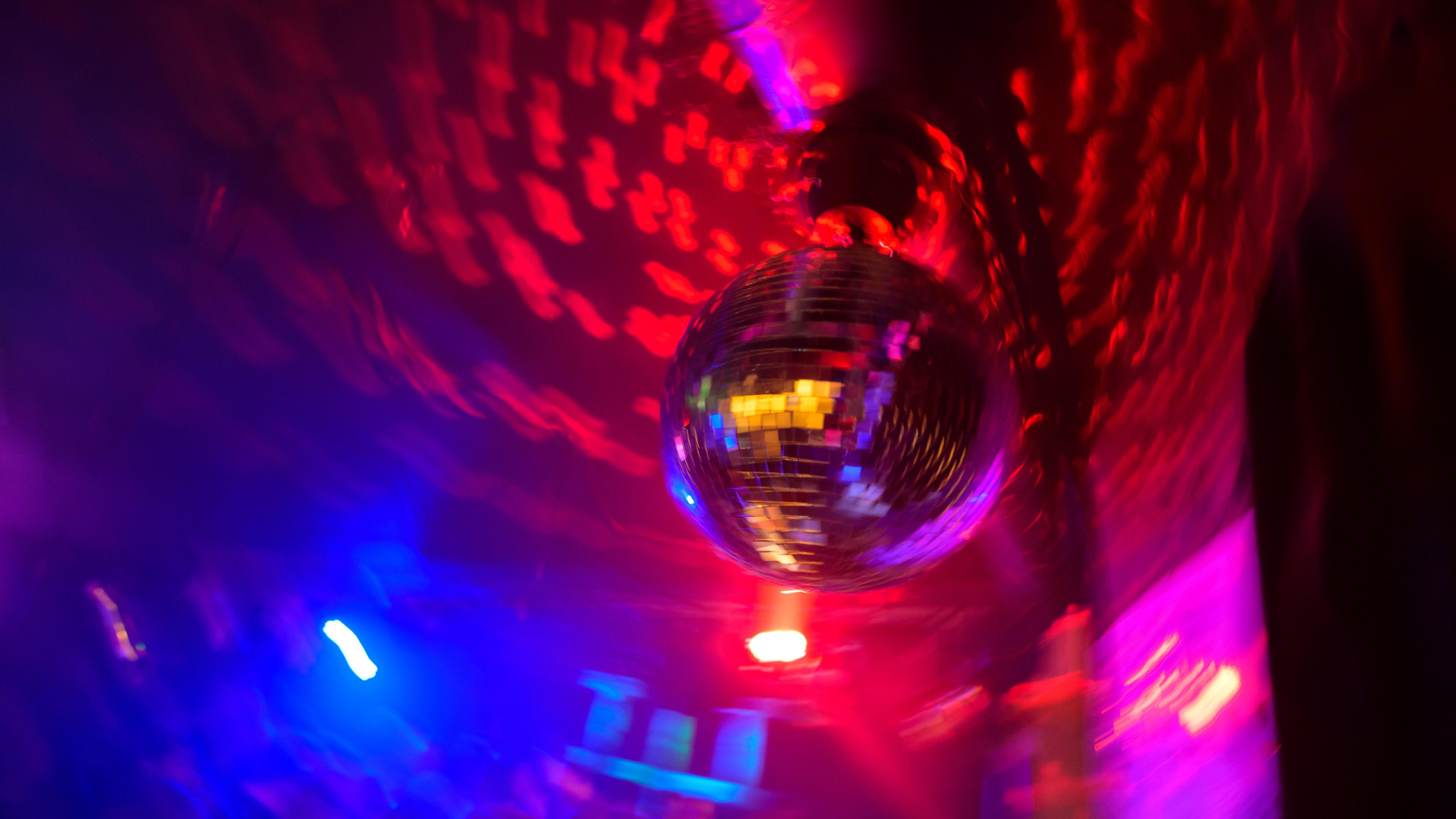 Eine Disco-Kugel dreht sich in einem Club im Hamburger Schanzenviertel.