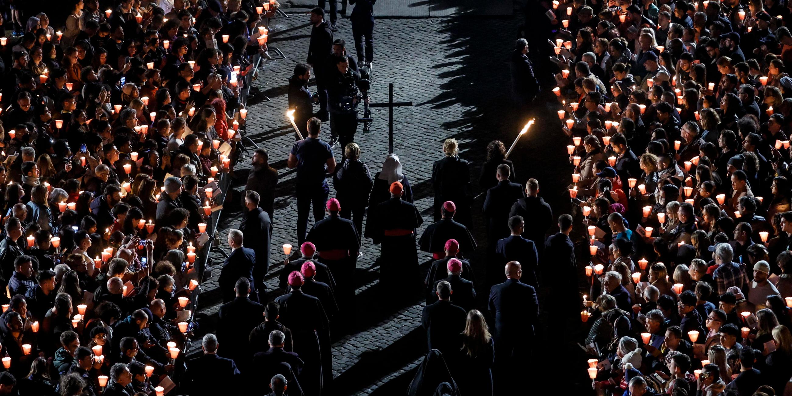 Gläubige nehmen an der "Via Crucis", der Fackelprozession zum Kreuzweg, am Karfreitag in der Nähe des Kolosseums in Rom, Italien, teil, 29.03.2024.