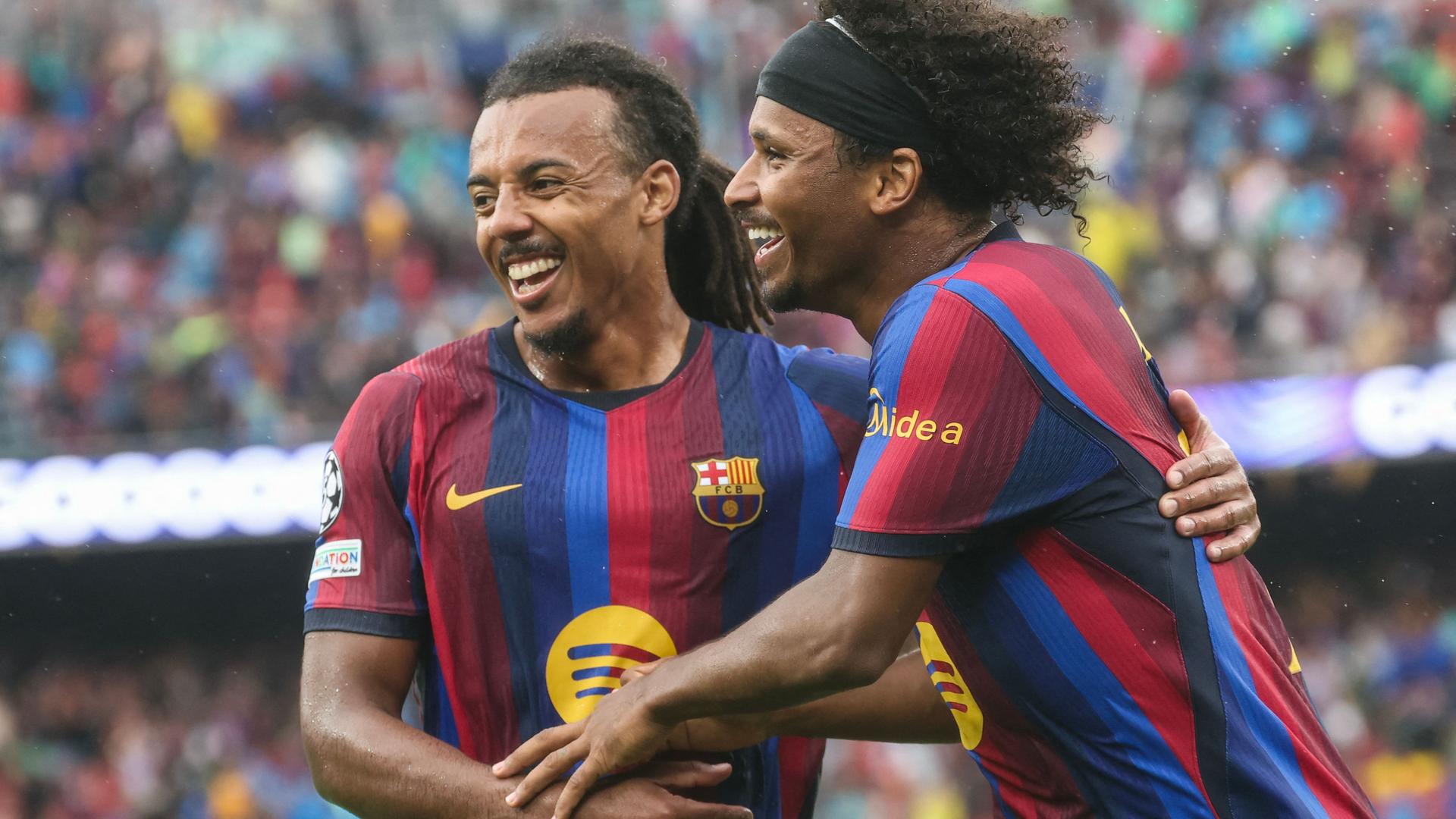 Karim Adeyemi (Nr. 14, rechts), bejubelt am 9. September 2026 im Stadion Camp Nou in Barcelona gemeinsam mit seinem Teamkollegen Jules Kounde (Nr. 23), den Treffer zum 2:0.