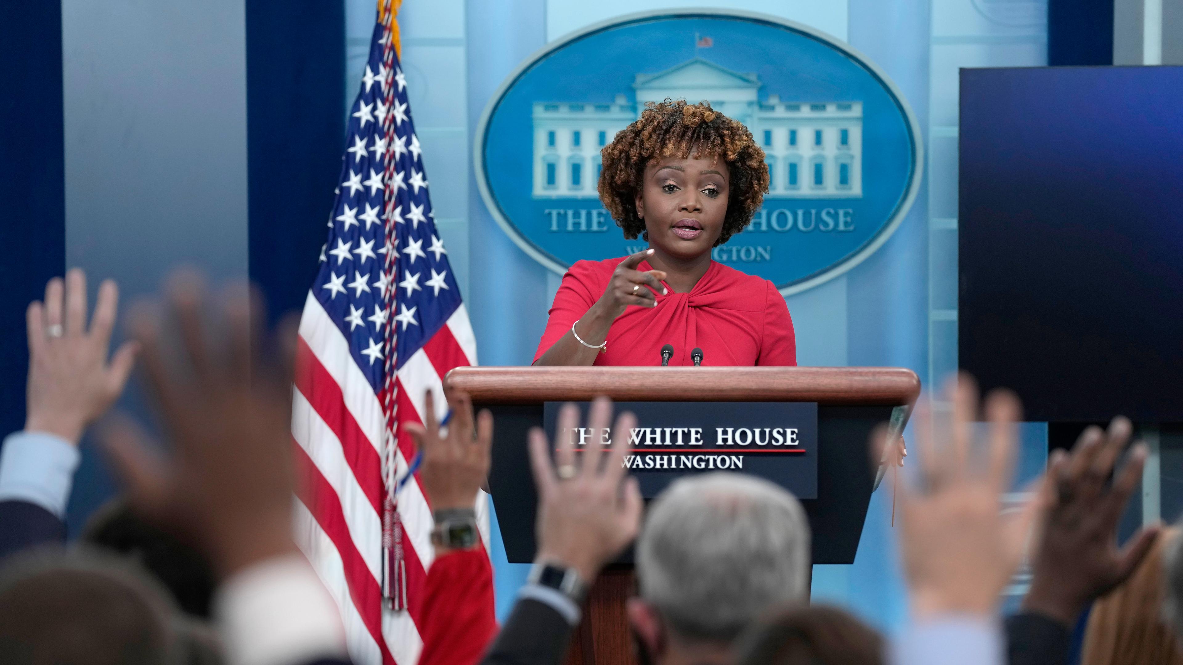 Die Pressesprecherin des Weißen Hauses, Karine Jean-Pierre, spricht mit einem Reporter in Washington, aufgenommen am 05.11.2022
