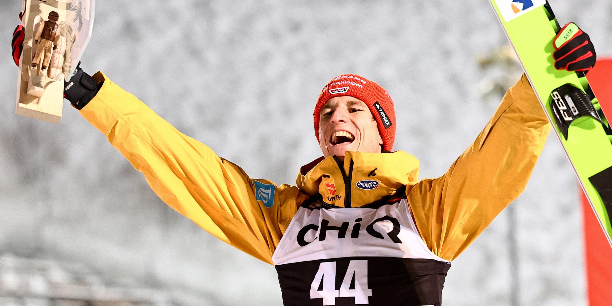 Karl Geiger bejubelt seinen Sieg bei der Weltmeisterschaft im Skispringen in Klingenthal.