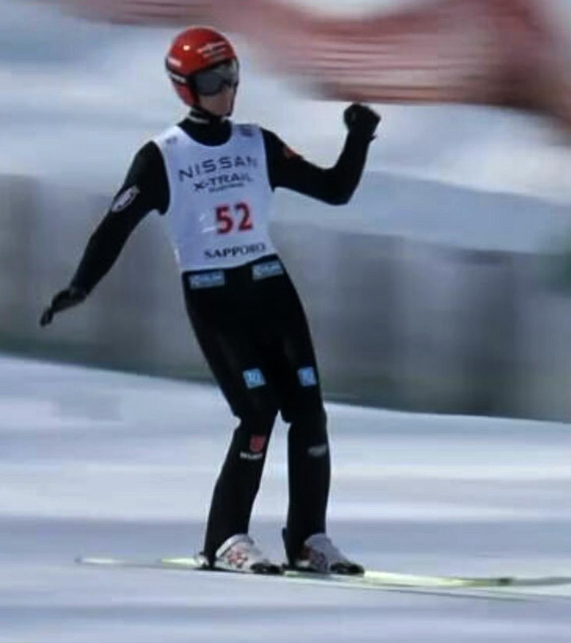 Karl Geiger bei seinem Sprung bei der Qualifikation in Sapporo.