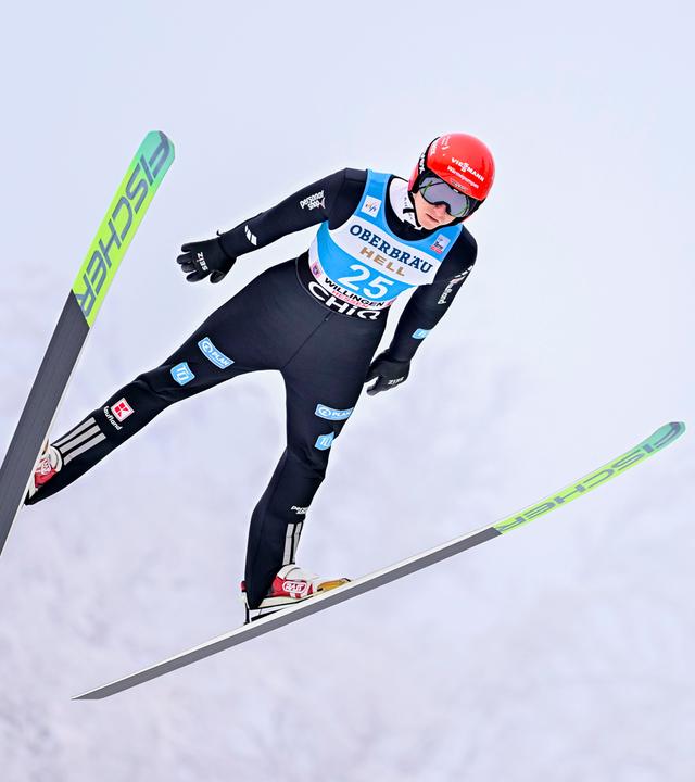 Der deutsche Skispringer Karl Geiger befindet sich nach dem Absprung beim Skisprung FIS Weltcup in Willingen in der Luft