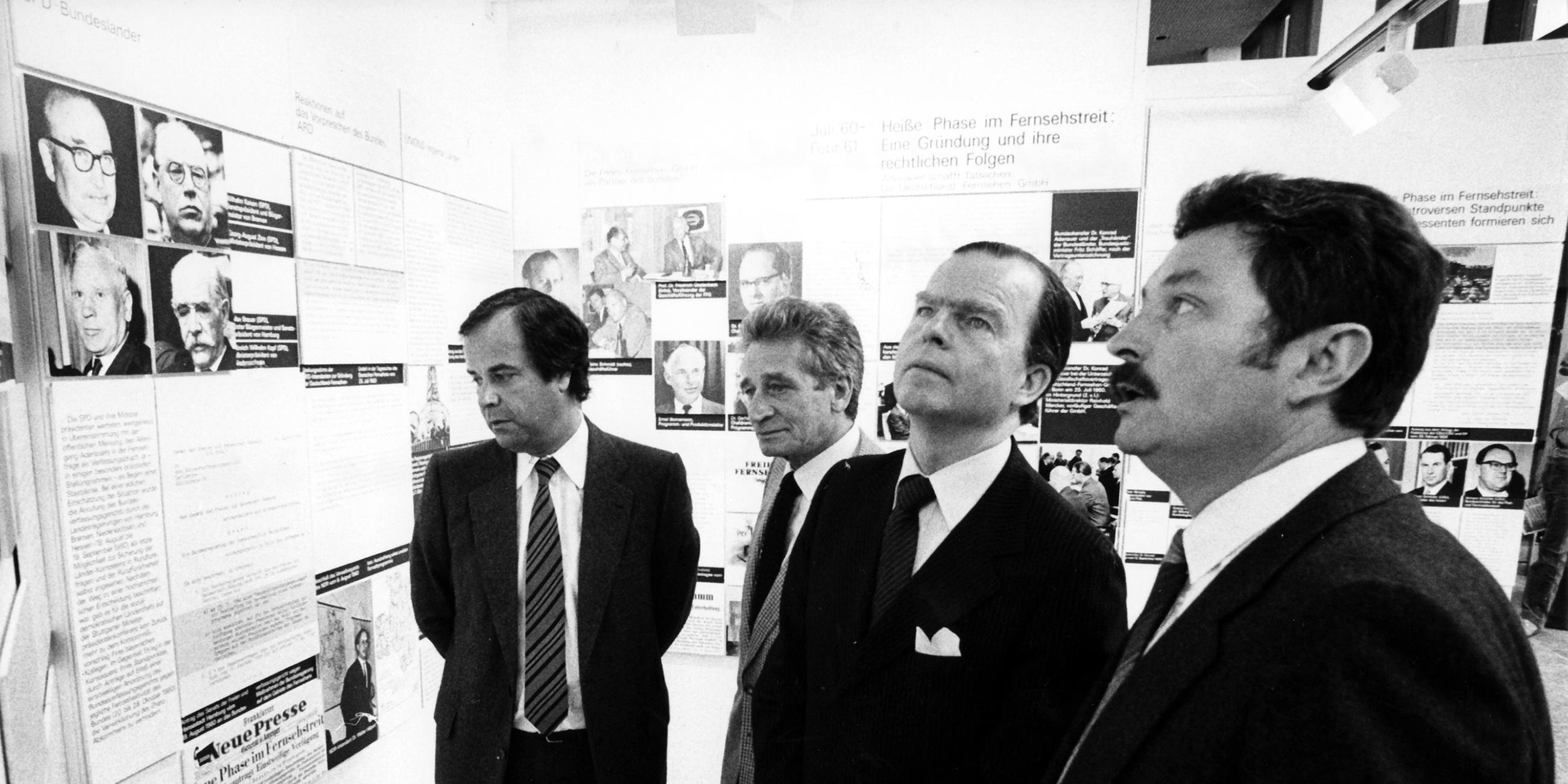Dieter Stolte, Ernst W. Fuhr, Karl-Günther von Hase und Dr. Heiner Schmitt (v.l.) auf der Ausstellung "20 Jahre ZDF"