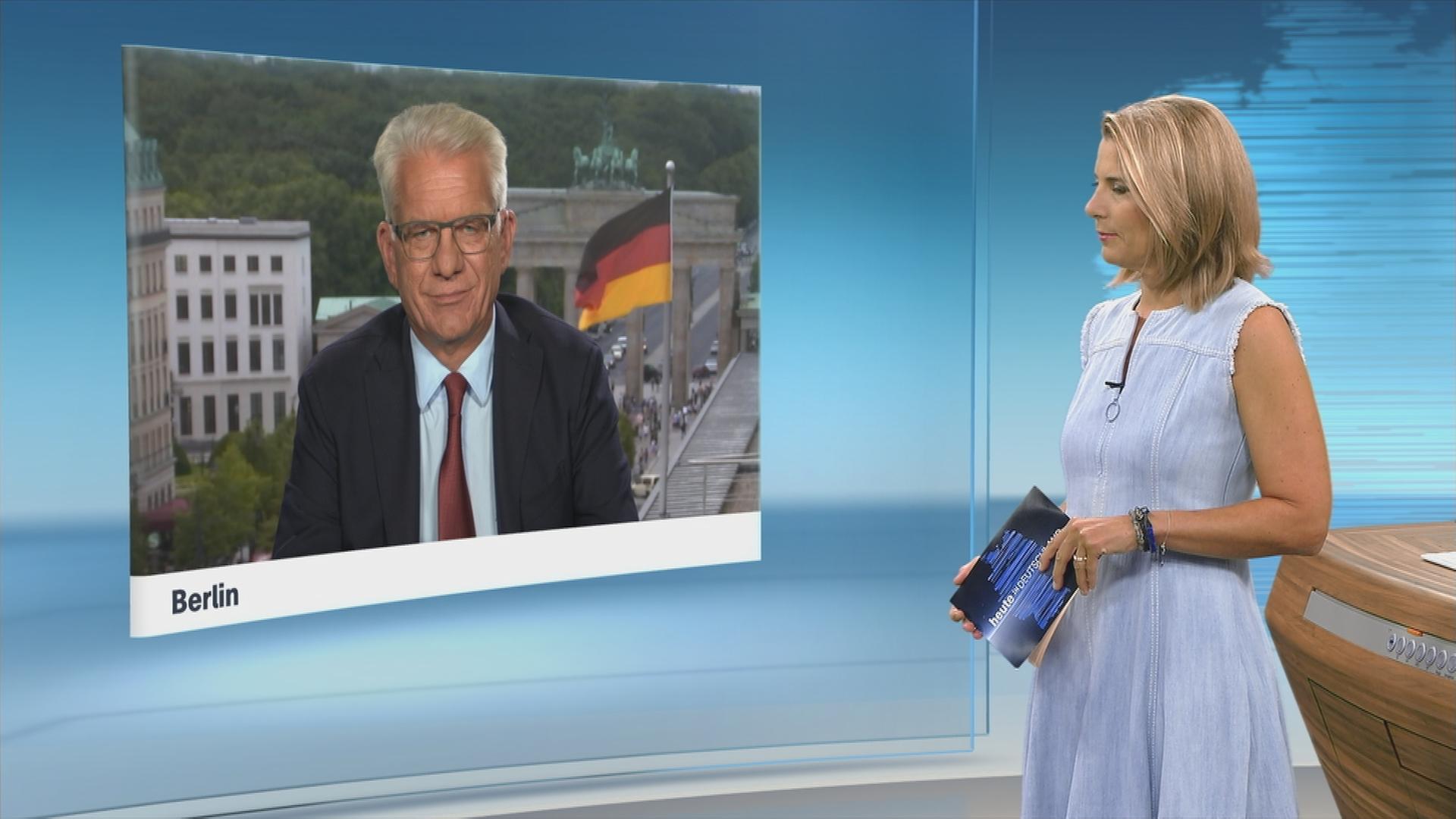 ZDF-Reporter Karl Hinterleitner bei Schaltgespräch mit Yve Fehring