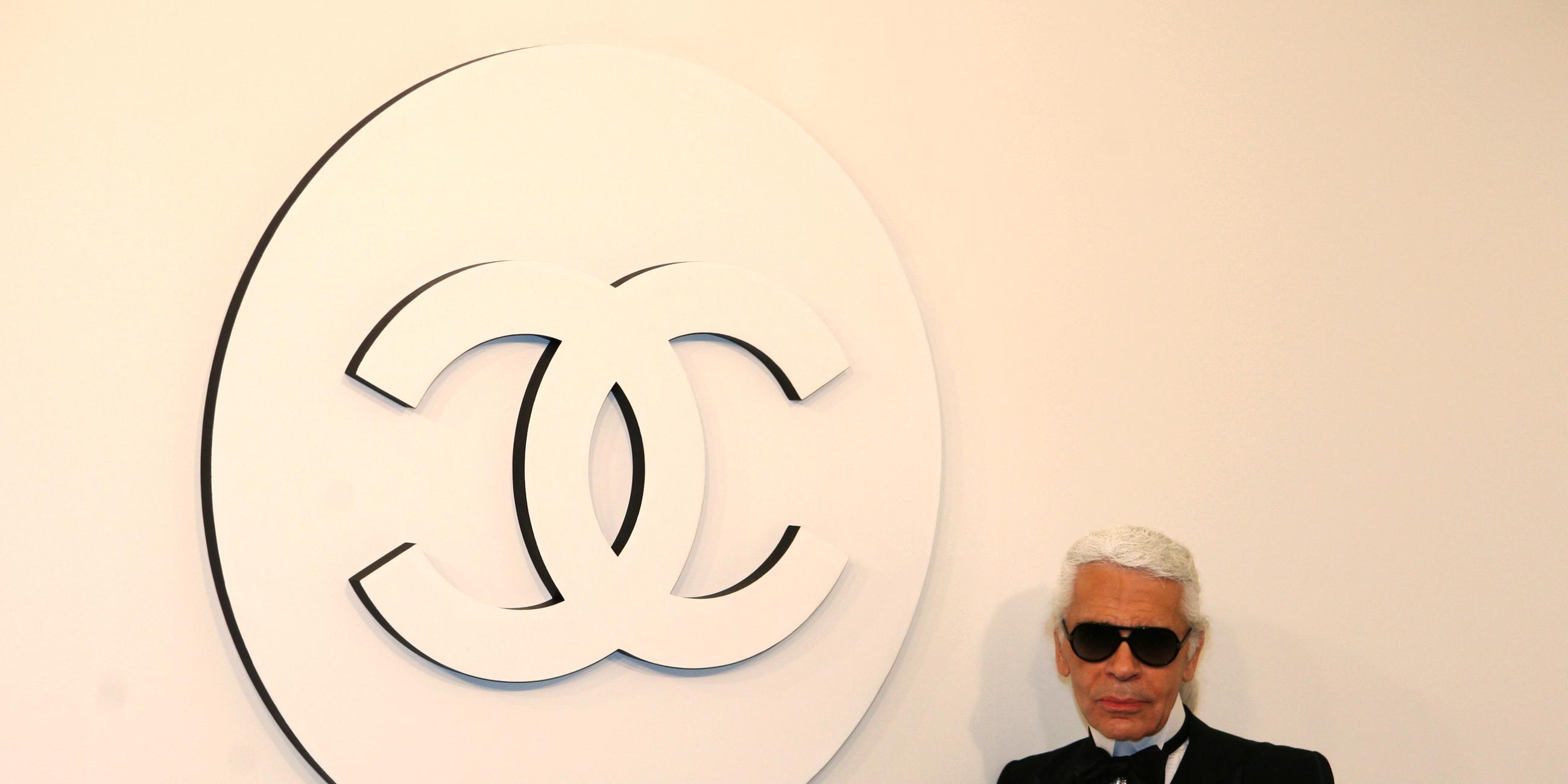Karl Lagerfeld vor Chanel-Logo