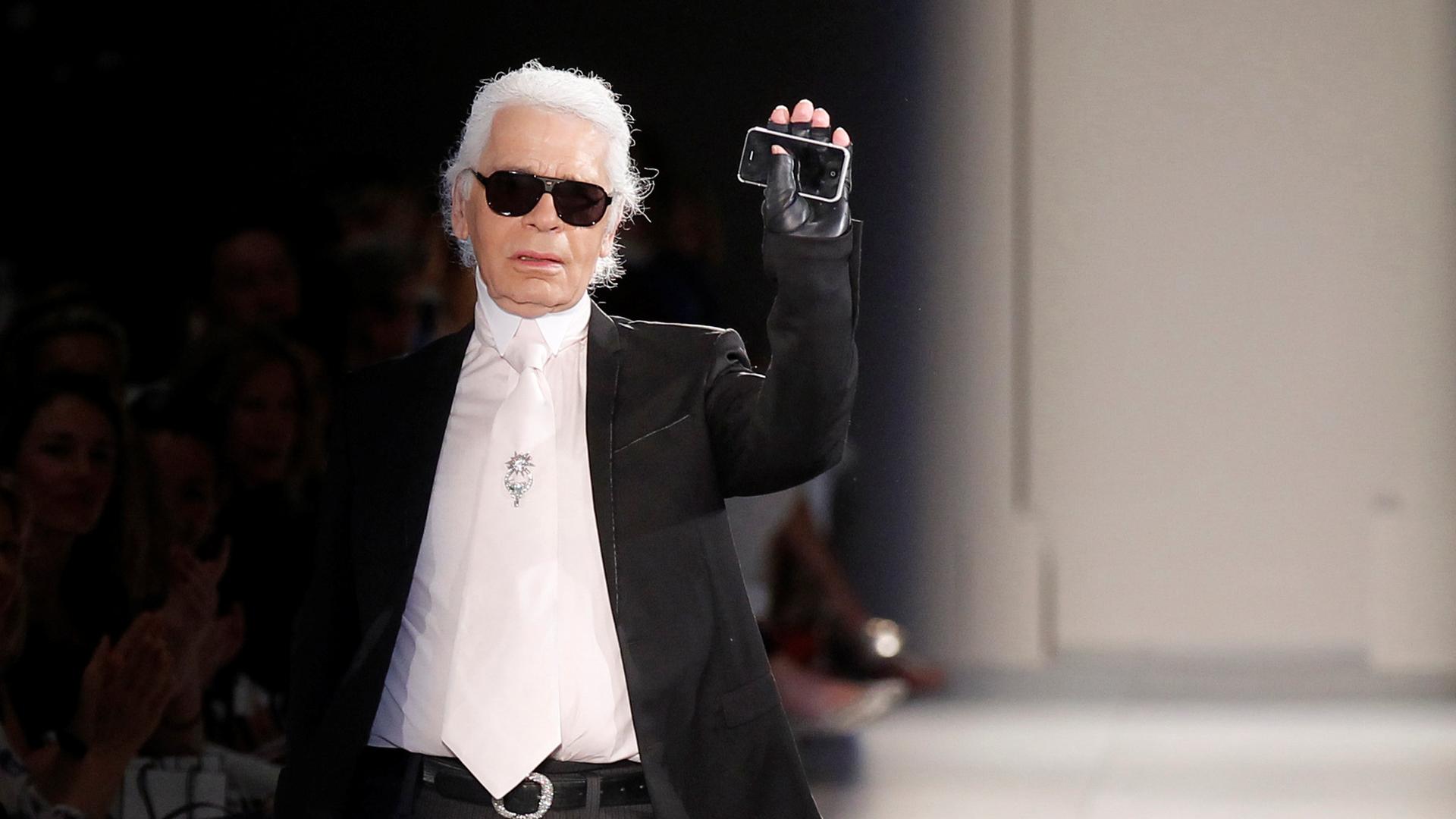Karl Lagerfeld 2012 bei einer Modenschau