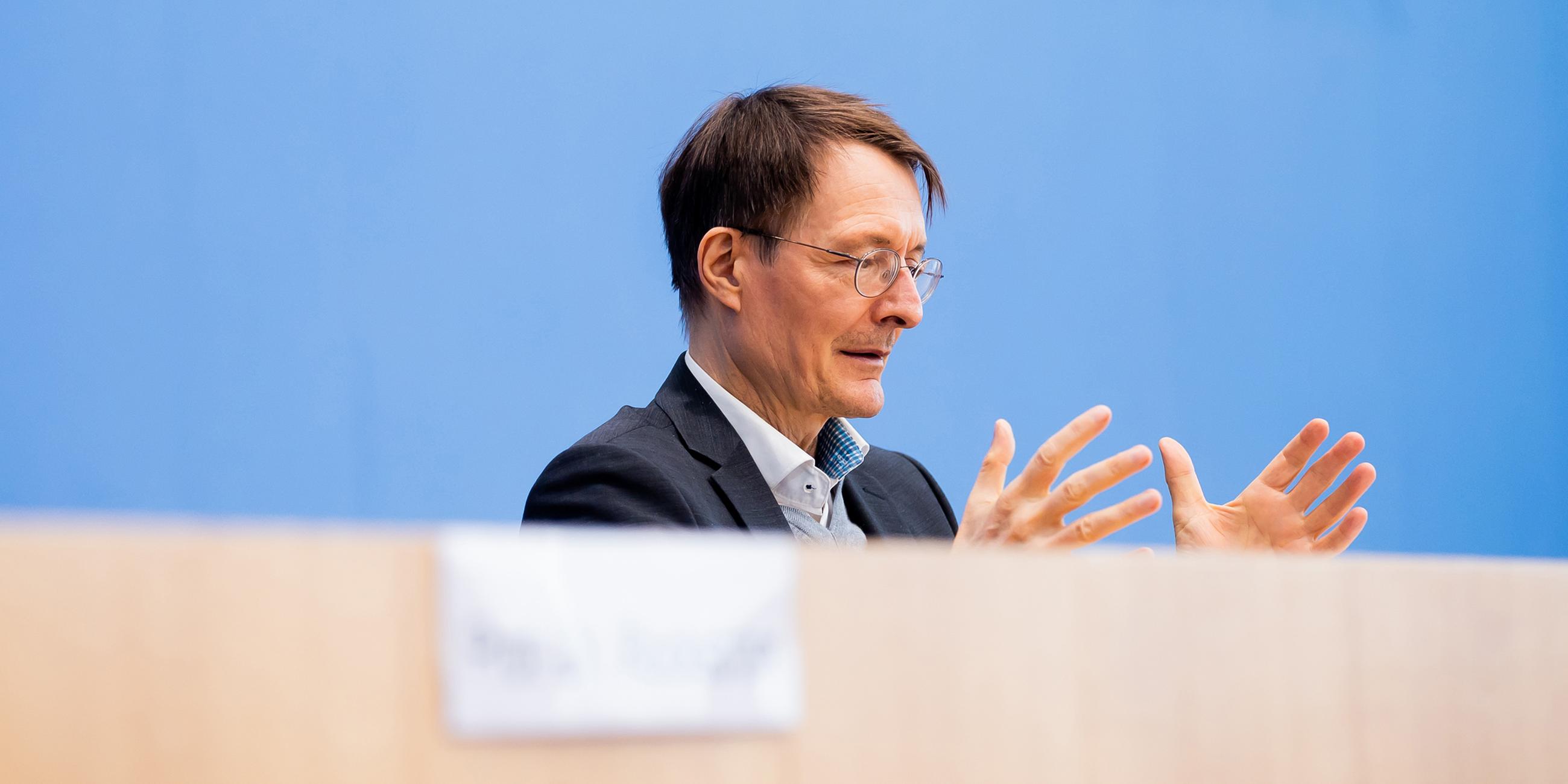 Das Bild zeigt Bundesgesundheitsminister Karl Lauterbach bei einer Pressekonferenz in Berlin zum Thema Klimawandel und dadurch entstehende Gesundheitsgefahren.
