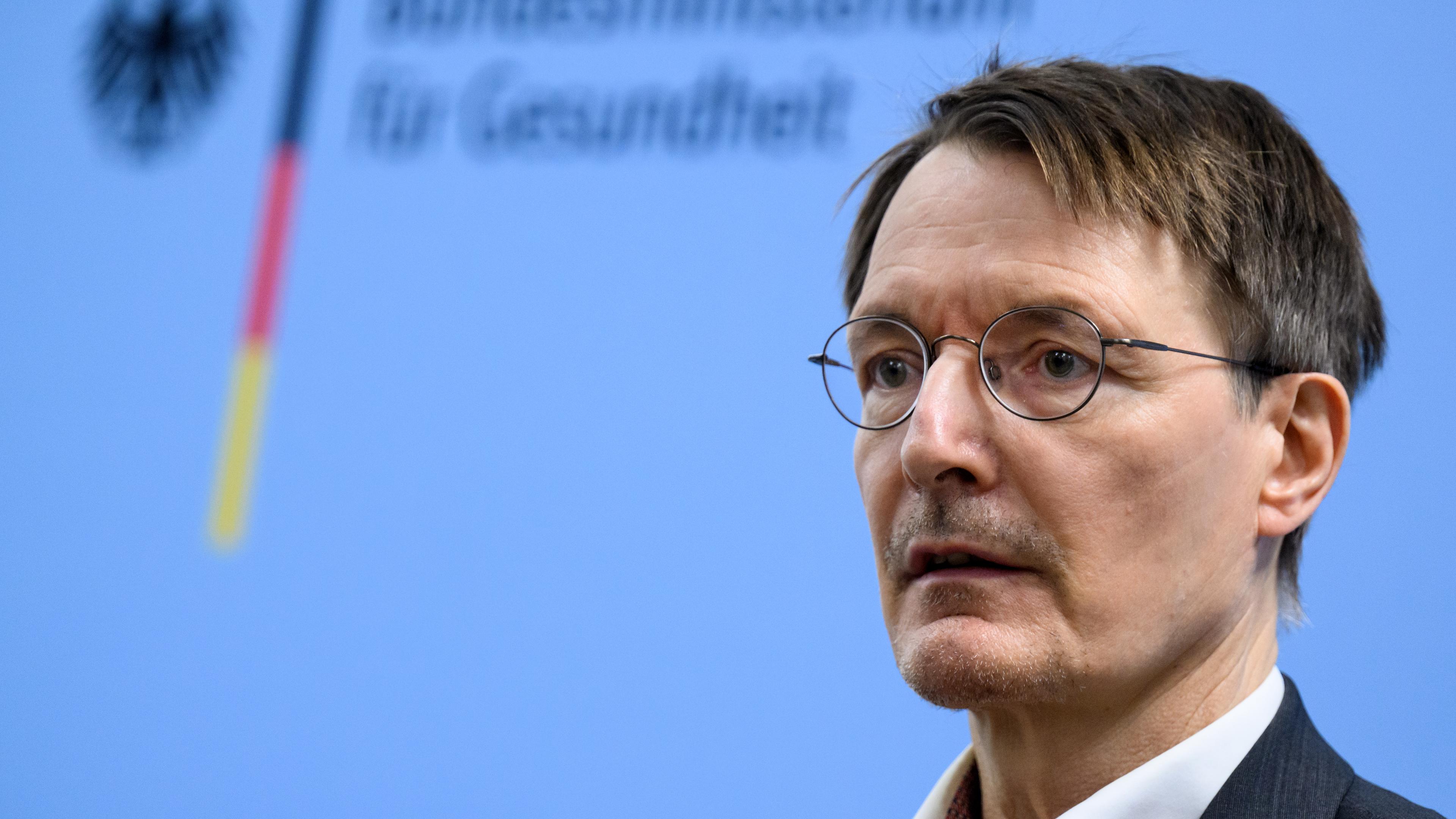 Berlin: Karl Lauterbach (SPD), Bundesminister für Gesundheit, äußert sich im Bundesministerium für Gesundheit zum Eckpunktepapier gegen Lieferengpässe bei Medikamenten.