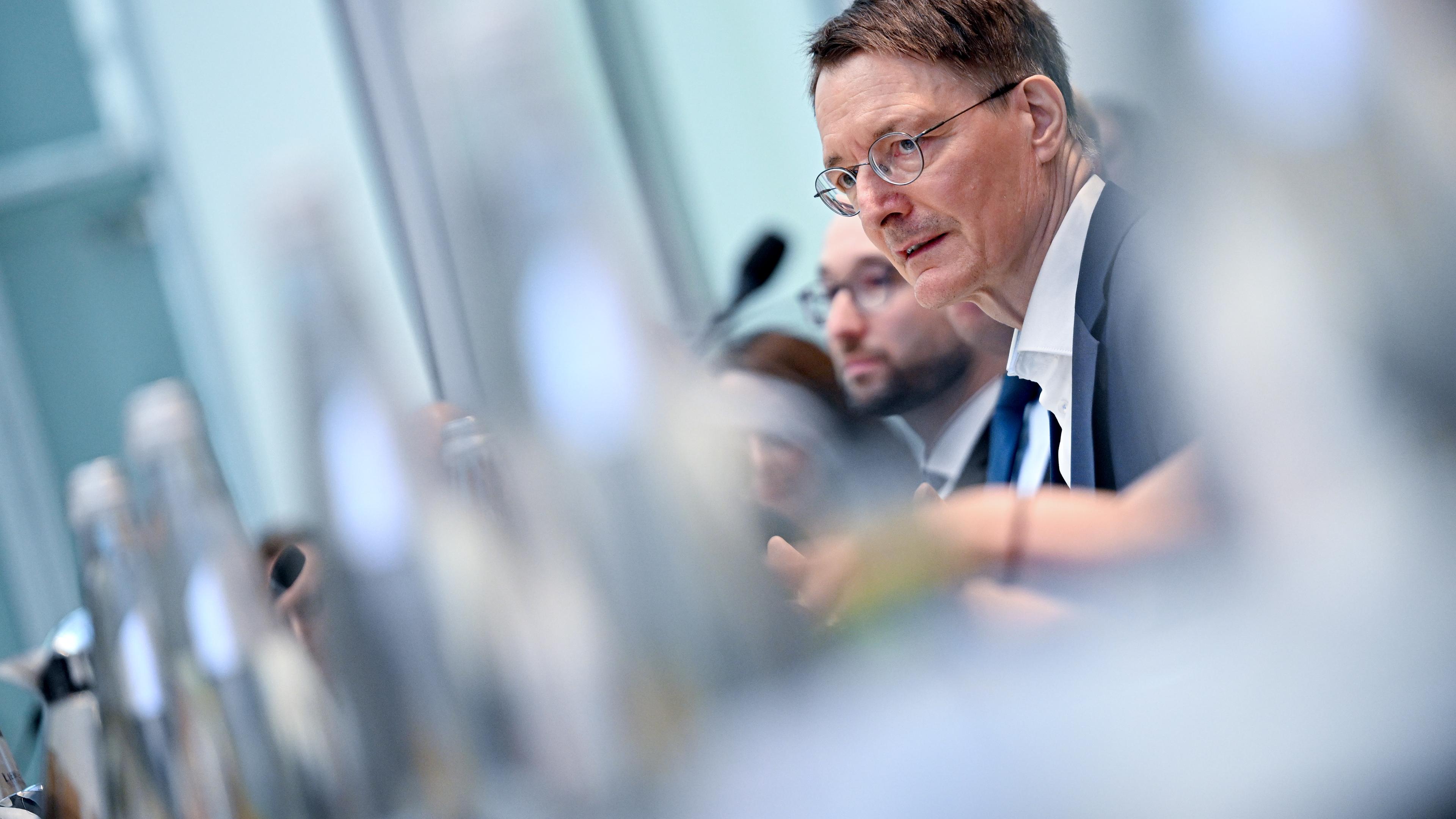 Berlin: Karl Lauterbach (SPD), Bundesminister für Gesundheit, trifft sich bei einem Rundem Tisch zu Lösungsmöglichkeiten einer besseren Versorgung für Long-Covid-Erkrankte mit Experten. 