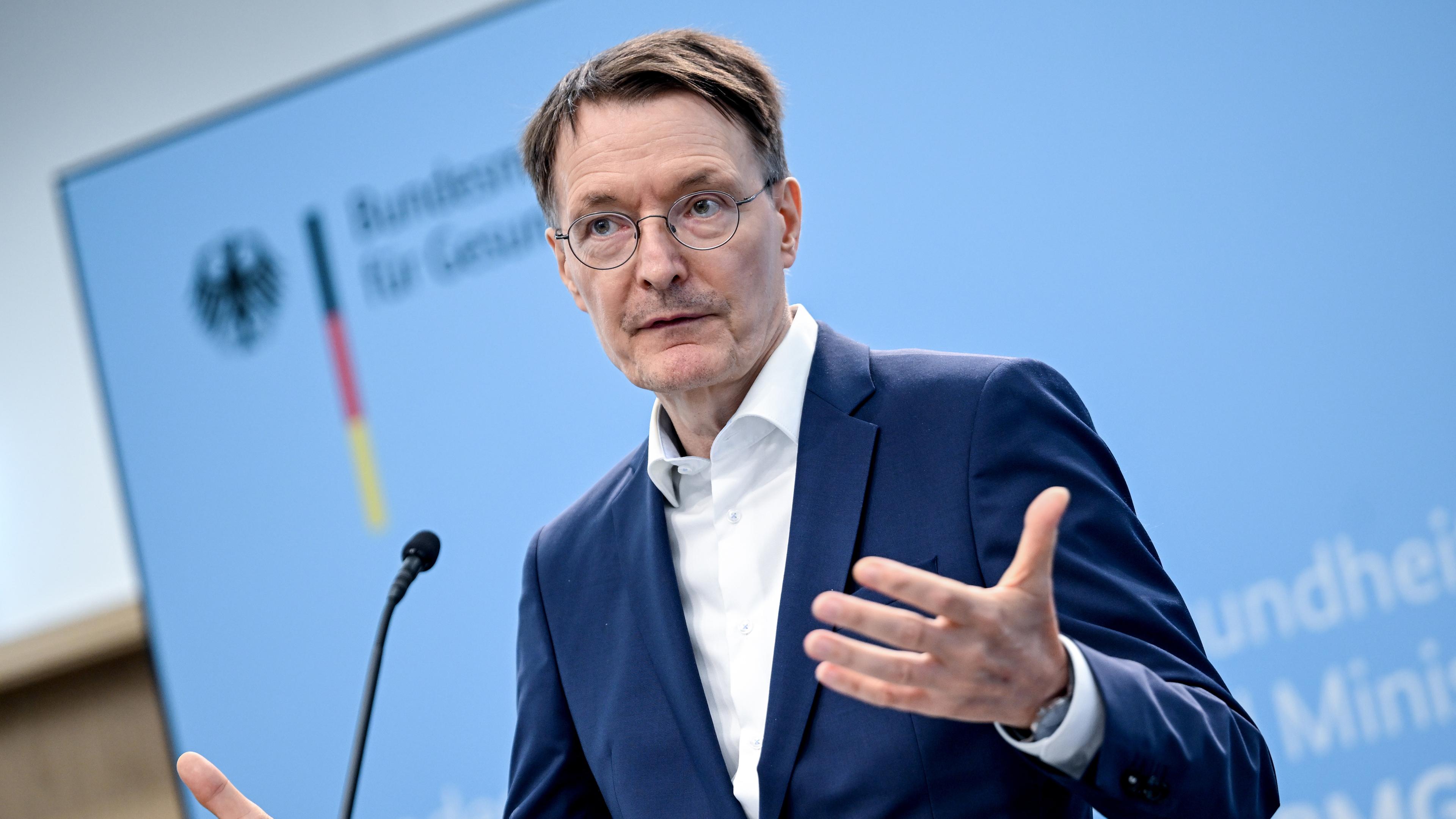 Berlin: Karl Lauterbach (SPD), Bundesminister für Gesundheit, gibt eine Pressekonferenz. 