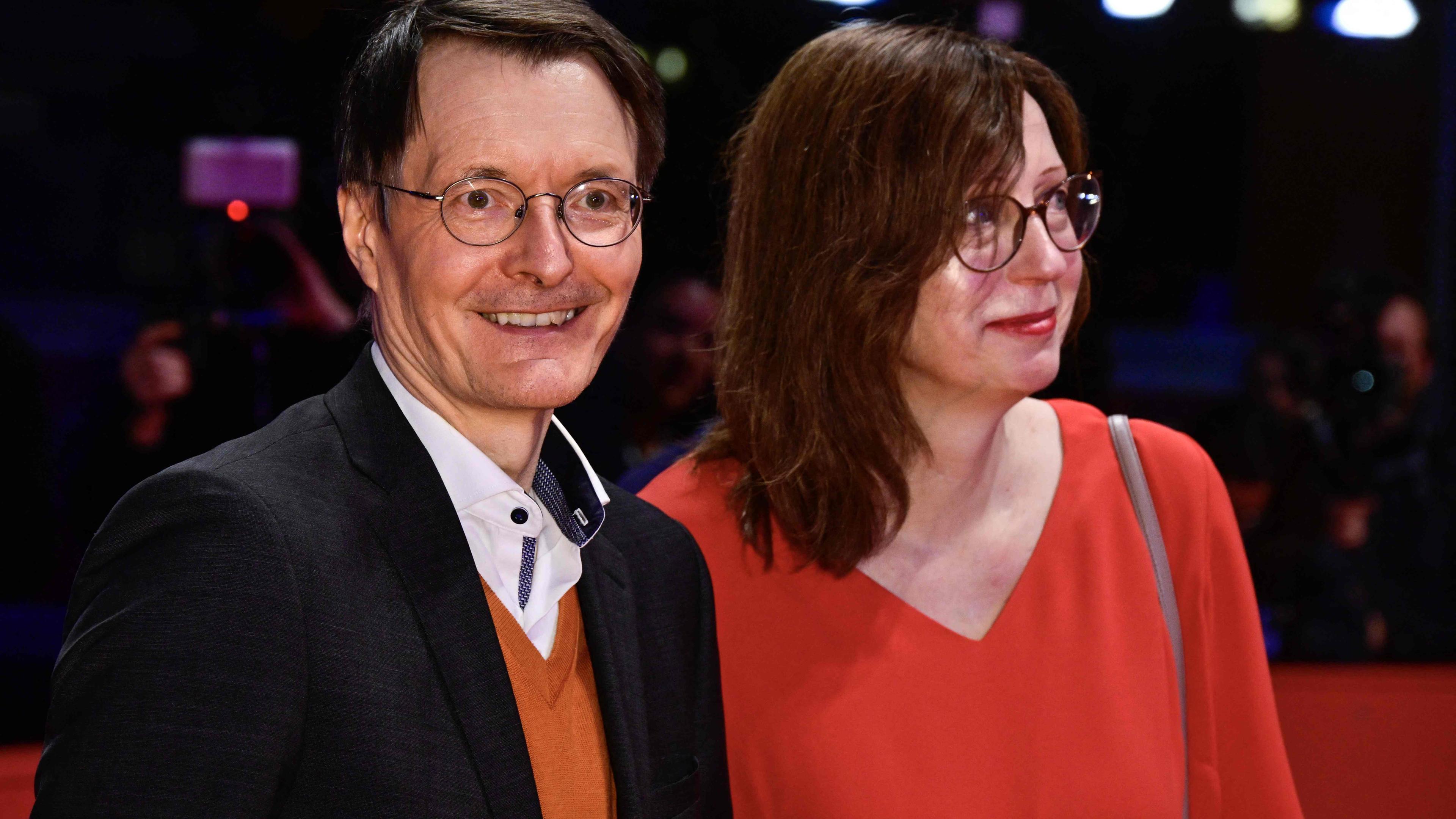 Karl Lauterbach und Elisabeth Niejahr posieren auf dem roten Teppich vor der Eröffnungsfeier der 74. Berlinale, Europas erstem großen Filmfestival des Jahres, am 15.02.2024 in Berlin.