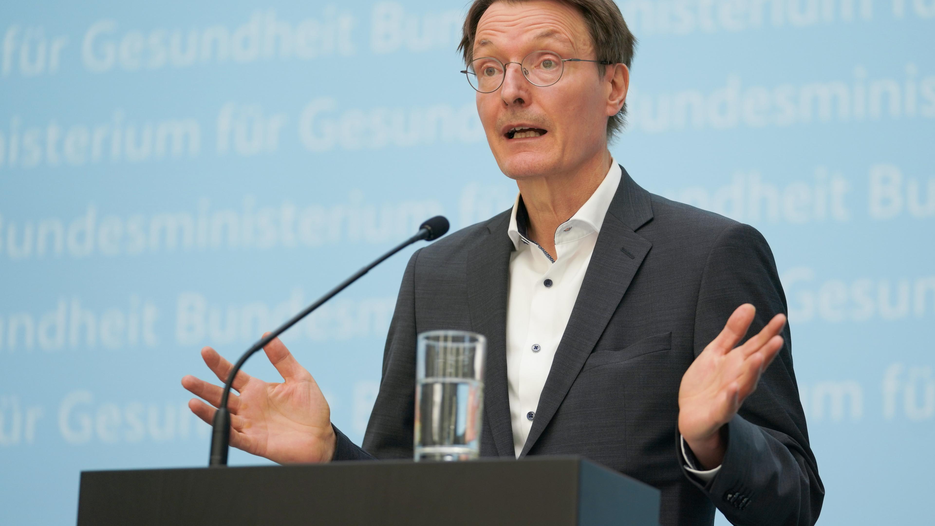 Berlin: Karl Lauterbach (SPD), Bundesgesundheitsminister, spricht auf einer Pressekonferenz im Bundesgesundheitsministerium.