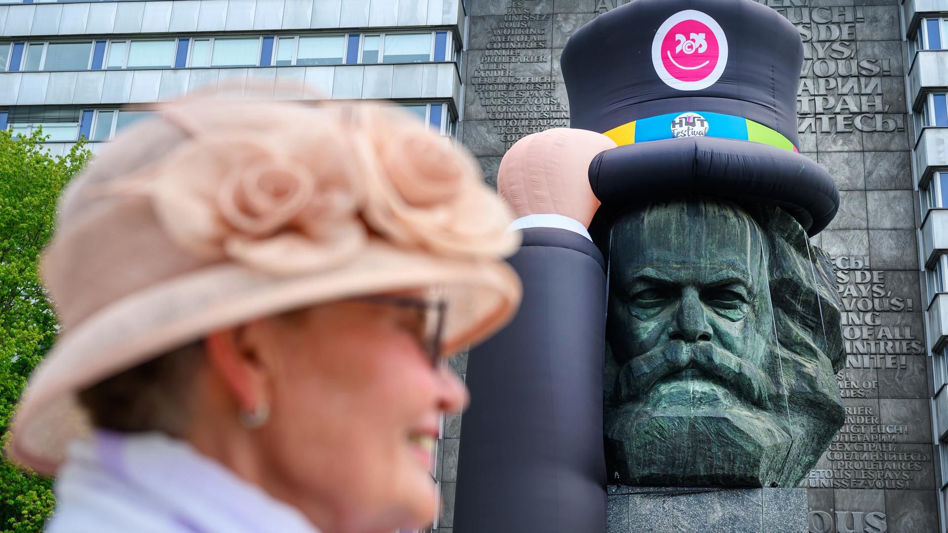 Das Karl-Marx-Monument mit Hut in Chemnitz, Kulturhauptstadt Europas 2025.