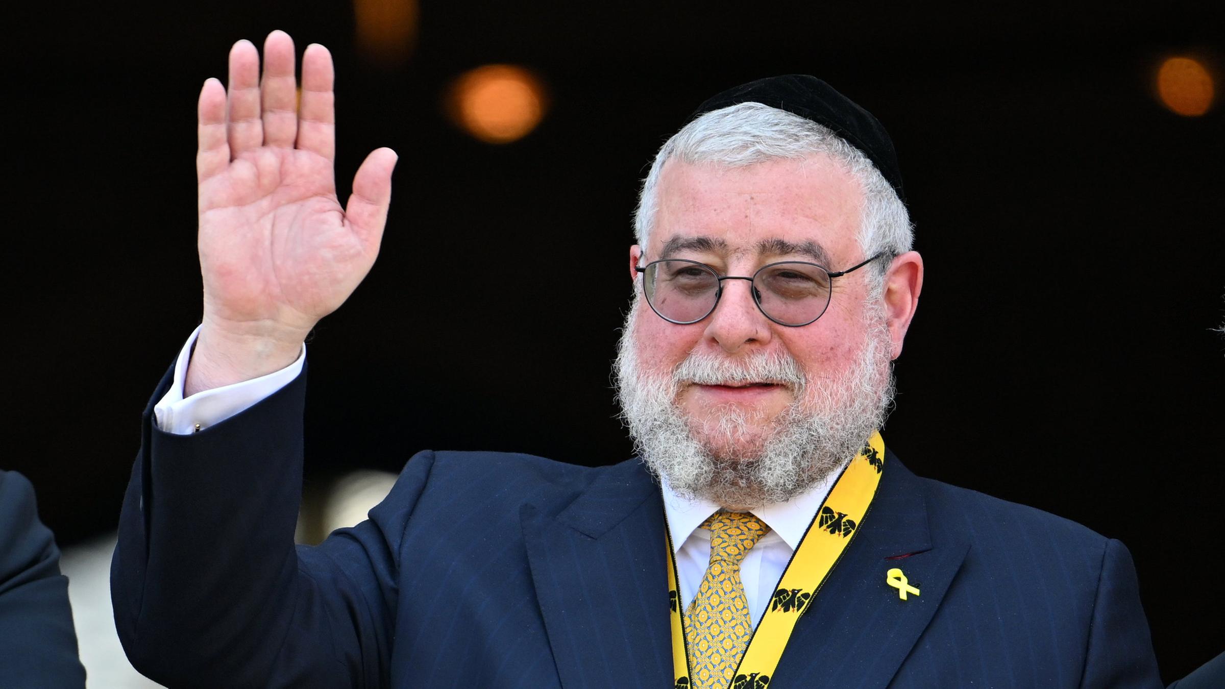 09.05.2024, Nordrhein-Westfalen, Aachen: Oberrabbiner Pinchas Goldschmidt, Präsident der Europäischen Rabbiner-Konferenz, steht bei der Verleihung des Internationalen Karlspreis zu Aachen auf der Treppe des Rathauses.