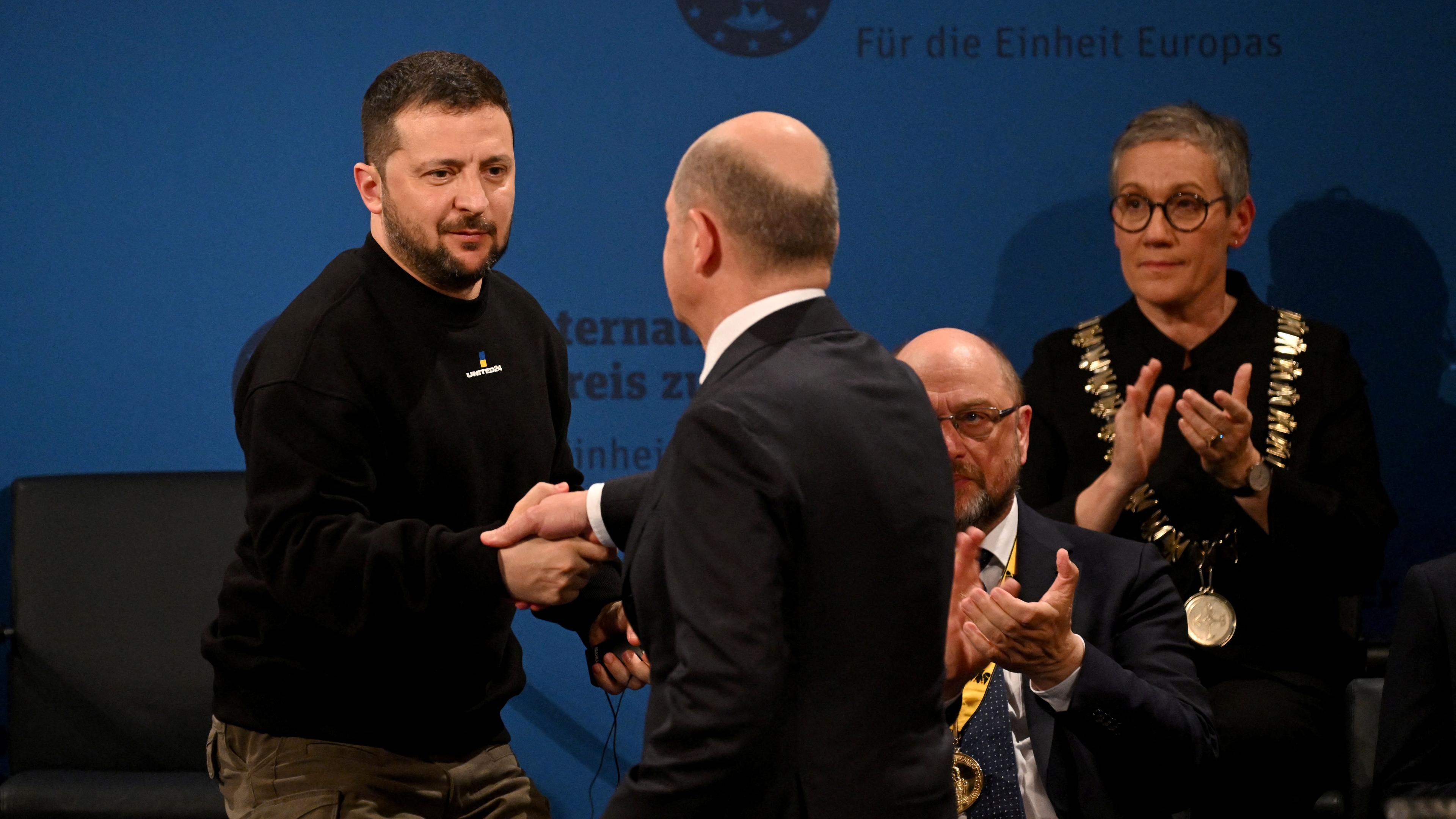 Ukrainischer Präsident in Deutschland - Karlspreis - Scholz gratuliert Selenskyj