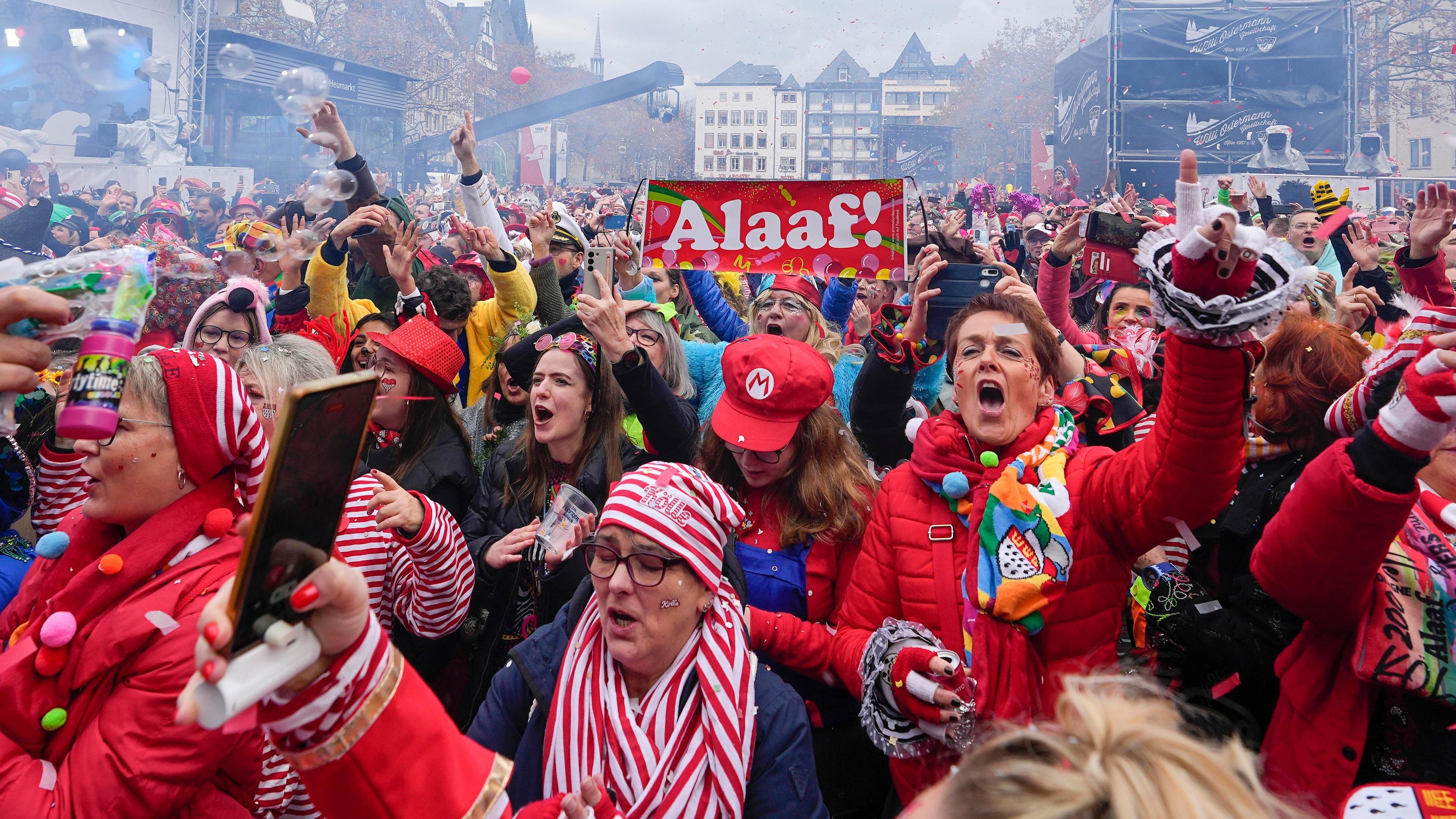 Tausende Besucher feiern auf dem Heumarkt den Karneval-Auftakt