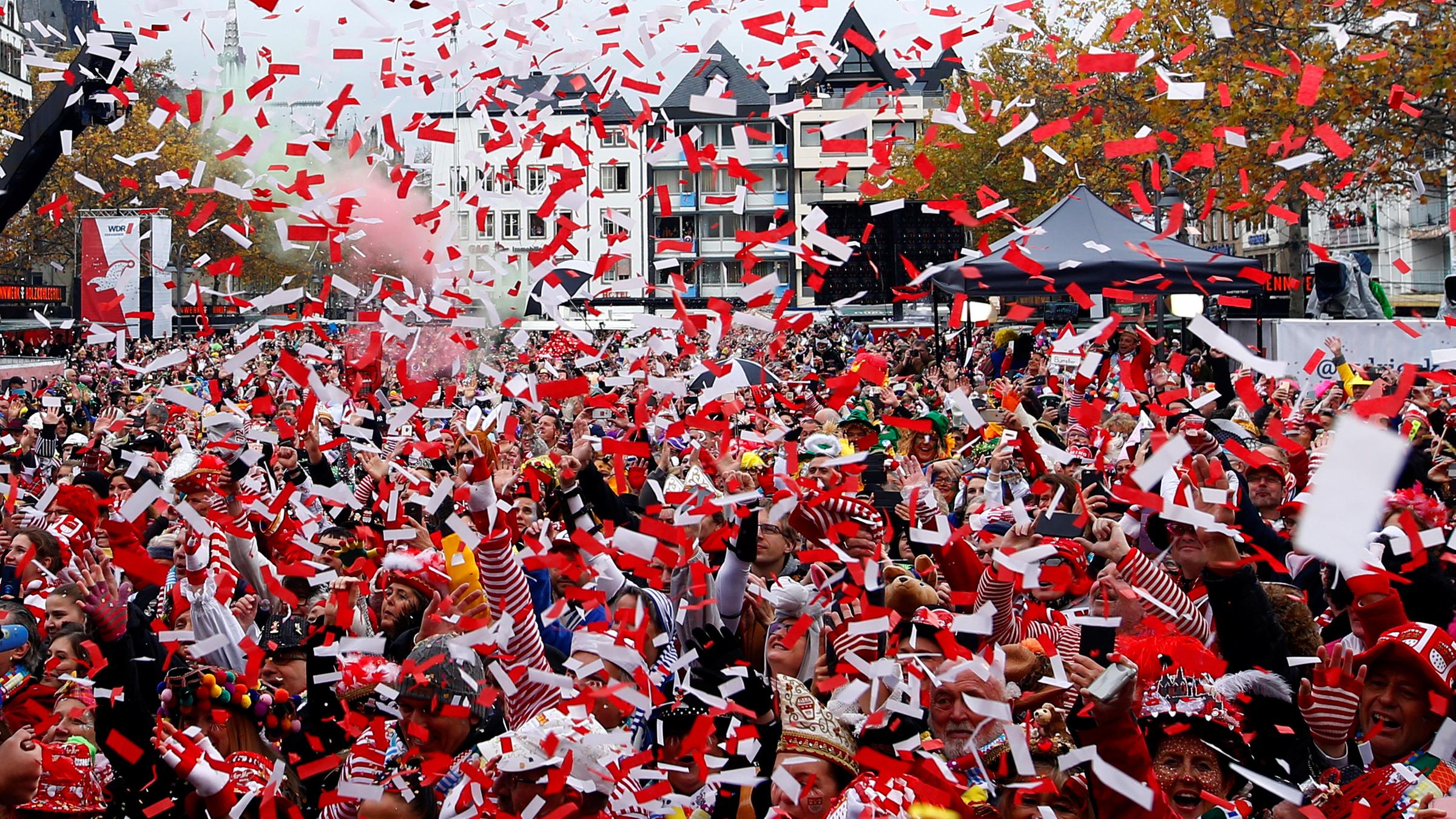 In einem Meer von rot-weißen Fähnchen begeht die rheinische Narrenschar den Auftakt zur fünften Jahreszeit in Köln.