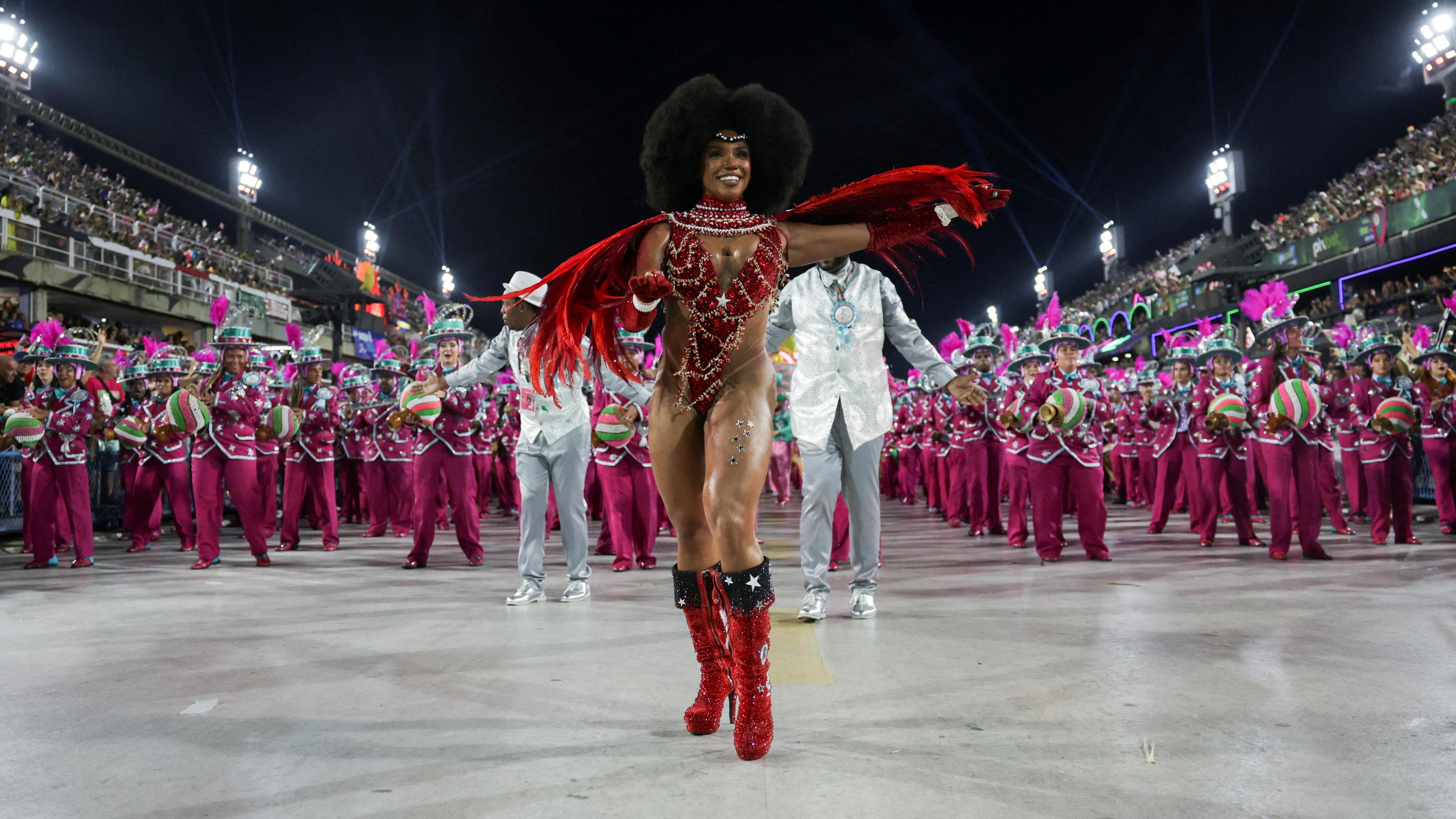 Trommelkönigin Evelyn Bastos von der Sambaschule Mangueira tritt in der Nacht der Karnevalsparade im Sambadrome in Rio de Janeiro, Brasilien
