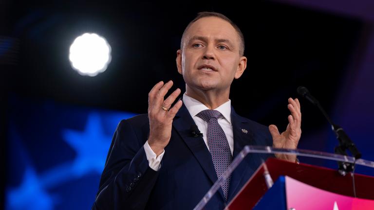 27.03.2026, USA, Dallas: Karol Nawrocki, Präsident von Polen, hält auf der Conservative Political Action Conference (CPAC) in Dallas eine Rede über die Beziehungen zwischen den USA und Polen und die Bedeutung der Bewahrung des Erbes eines Landes.