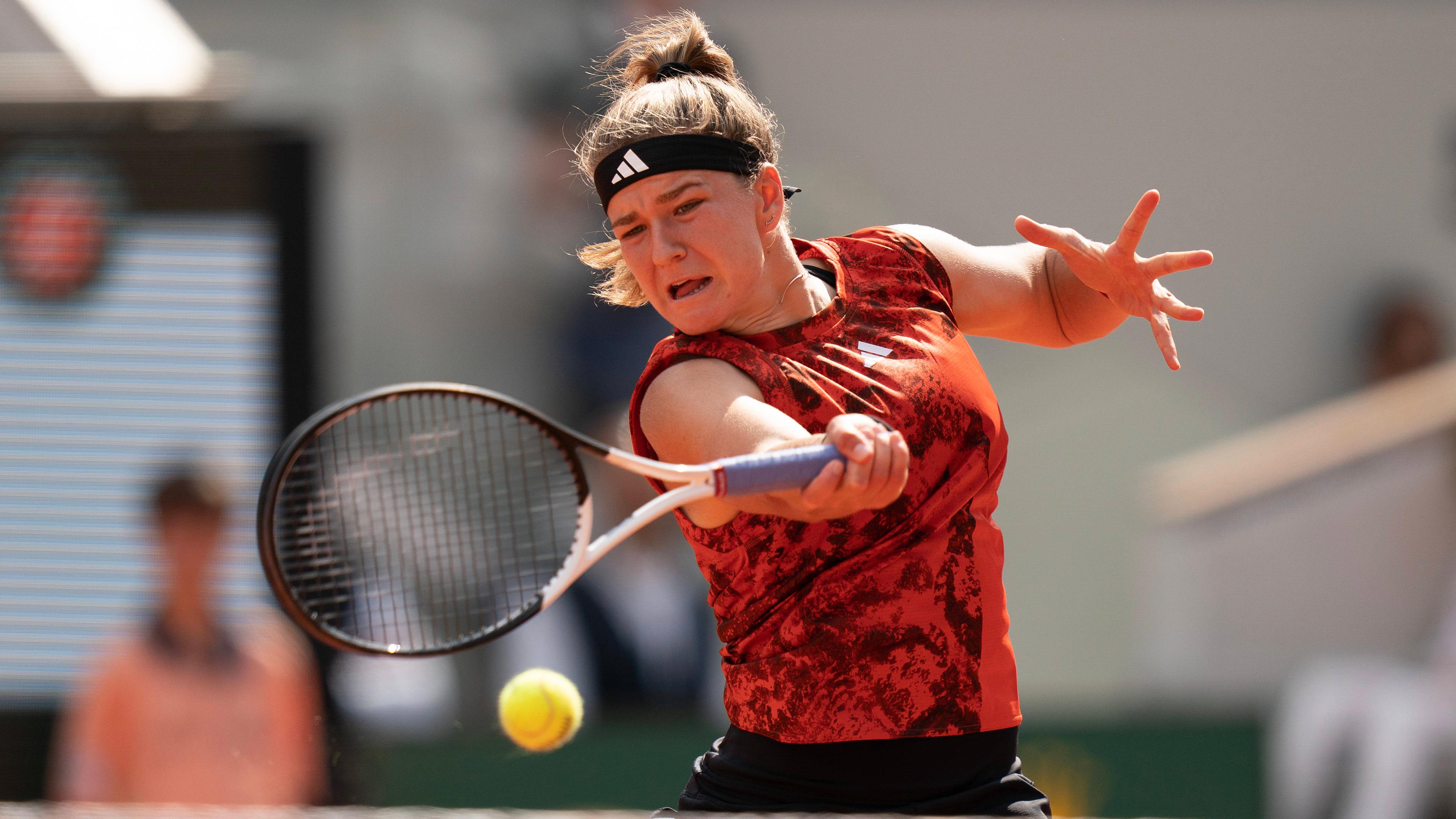 Karolina Muchova aus der Tschechischen Republik  spielt gegen Iga Swiatek aus Polen in Endspiel der Frauen während des French Open Grand Slam-Tennisturniers in Roland Garros in Paris, Frankreich, am 10.06.2023.