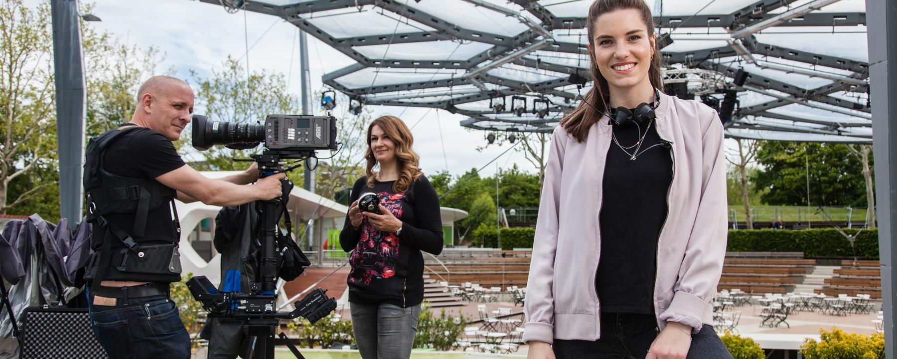 Typica. für Praktika im ZDF - Sophie mit Kamerakollegen auf dem Fernsehgartengelände