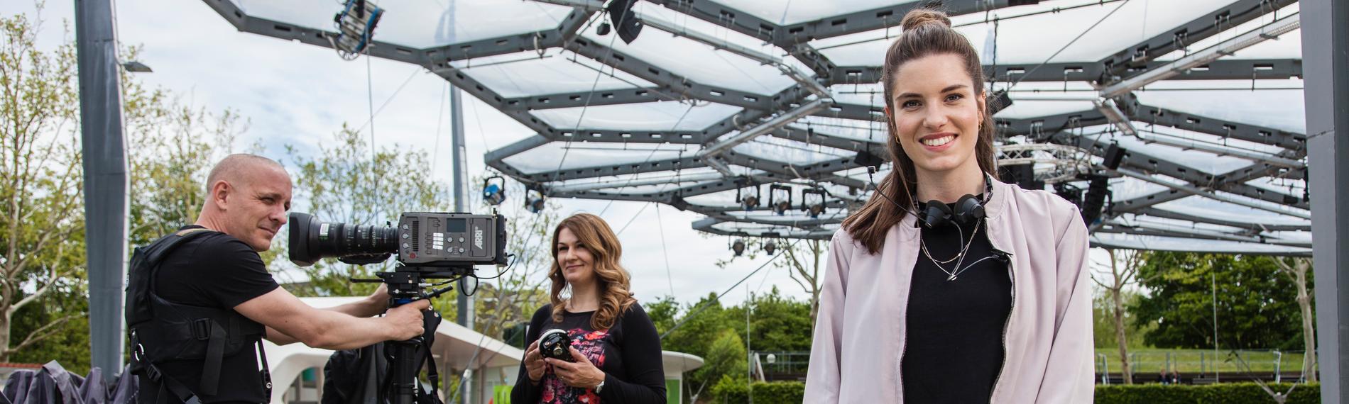 Typica. für Praktika im ZDF - Sophie mit Kamerakollegen auf dem Fernsehgartengelände