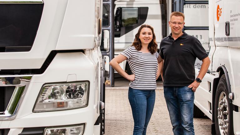 Typical für Ausbildung zur Berufskraftfahrerin im ZDF - Auszubildende mit Ausbilder vor ZDF-LKW