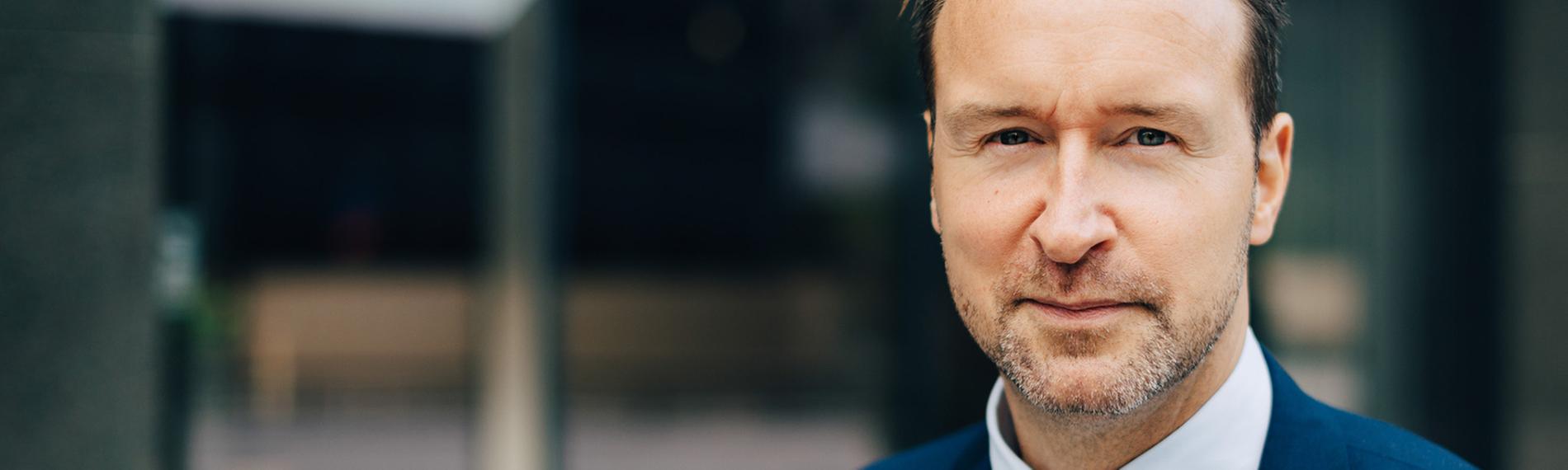 Typical Karriere im ZDF: Berufserfahrene. Lächelnder eleganter Mann.