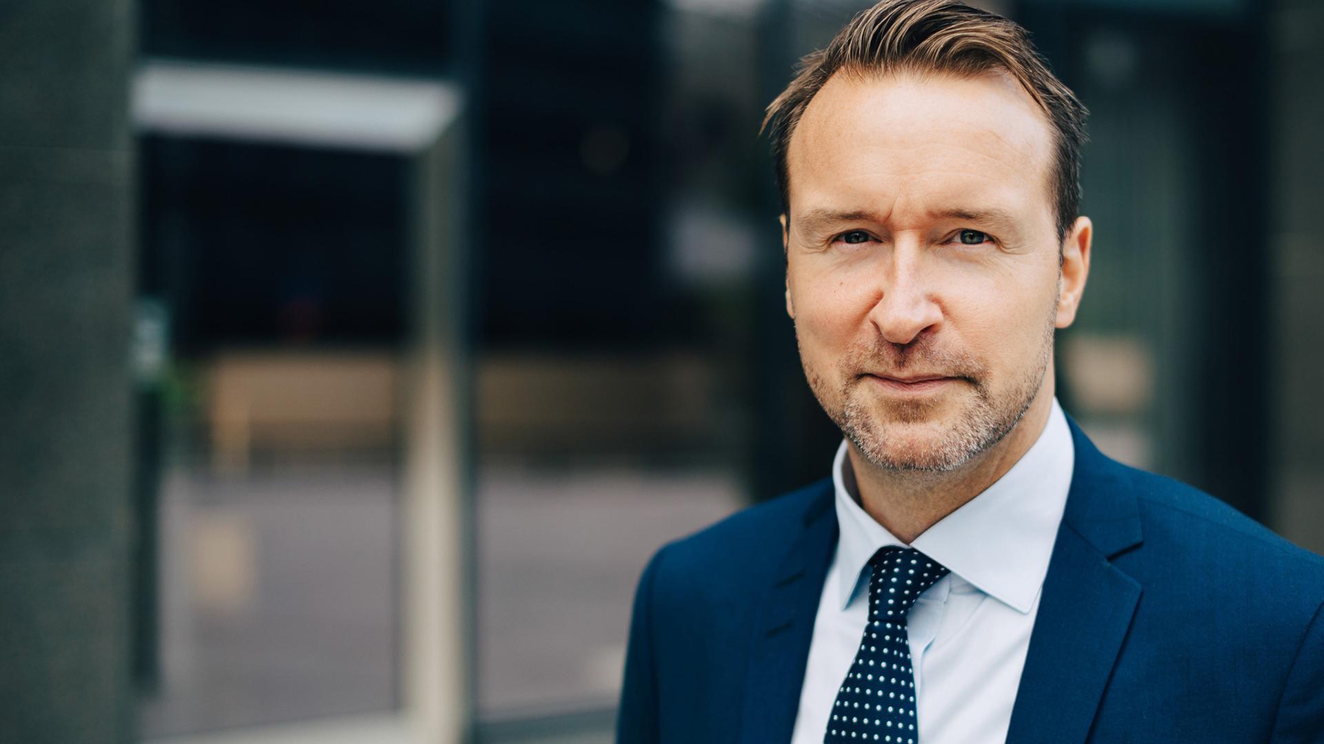 Typical Karriere im ZDF: Berufserfahrene. Lächelnder eleganter Mann.