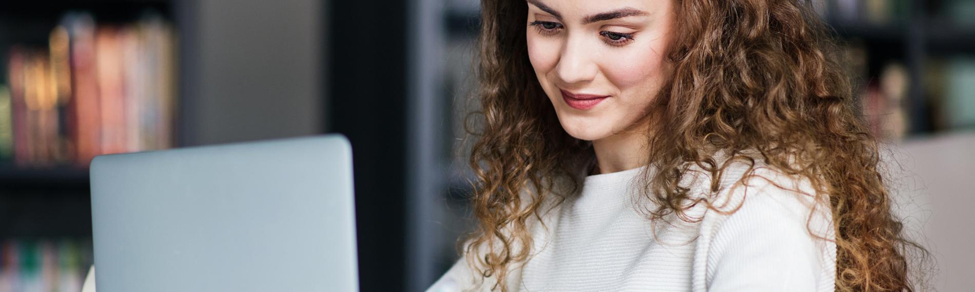 Karriere-Typica für Duales Studium im ZDF: Junge Frau am Laptop